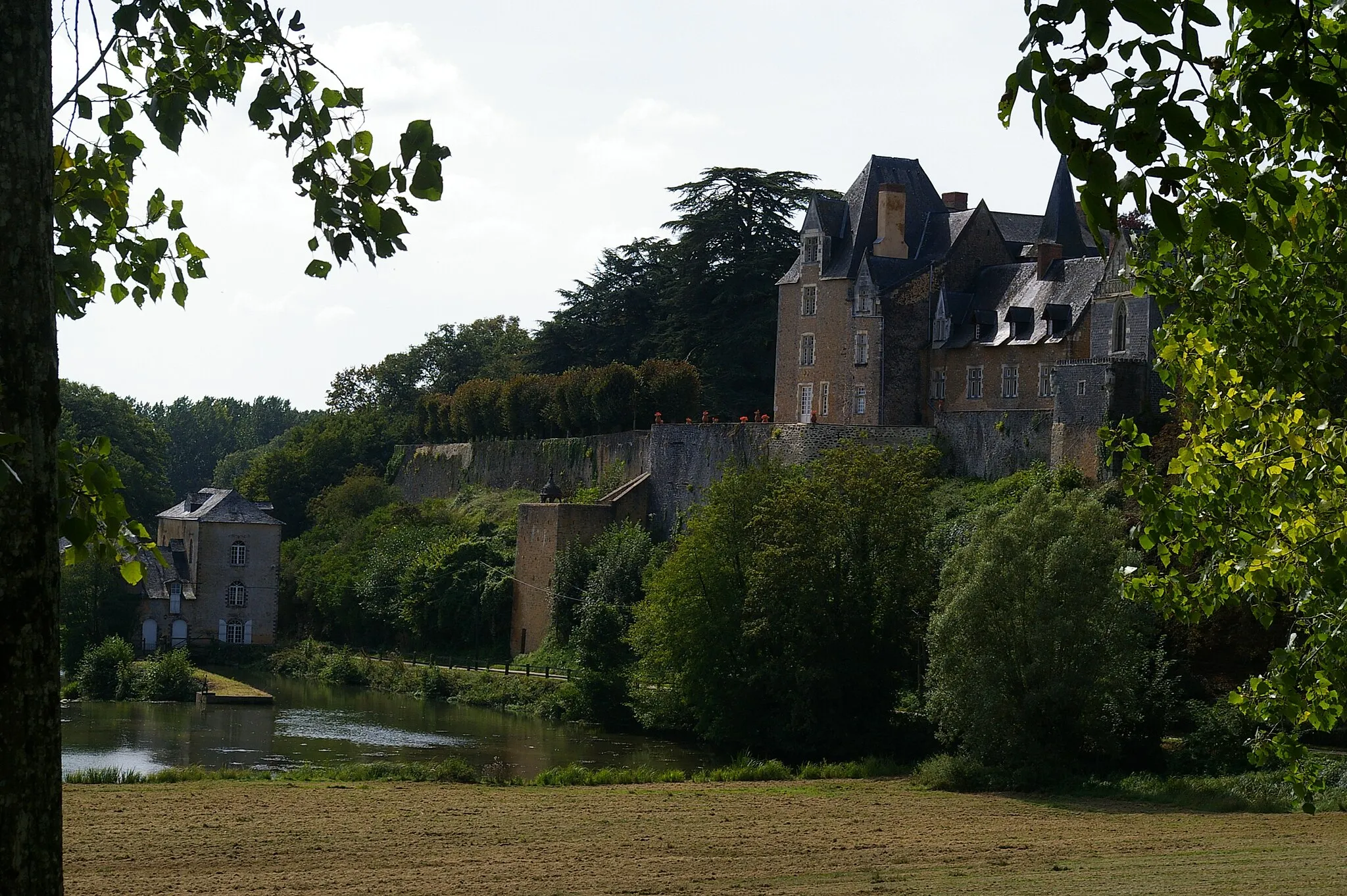 Photo showing: Château et moulin de Thévalles (Chémeré-le-Roi, Mayenne)