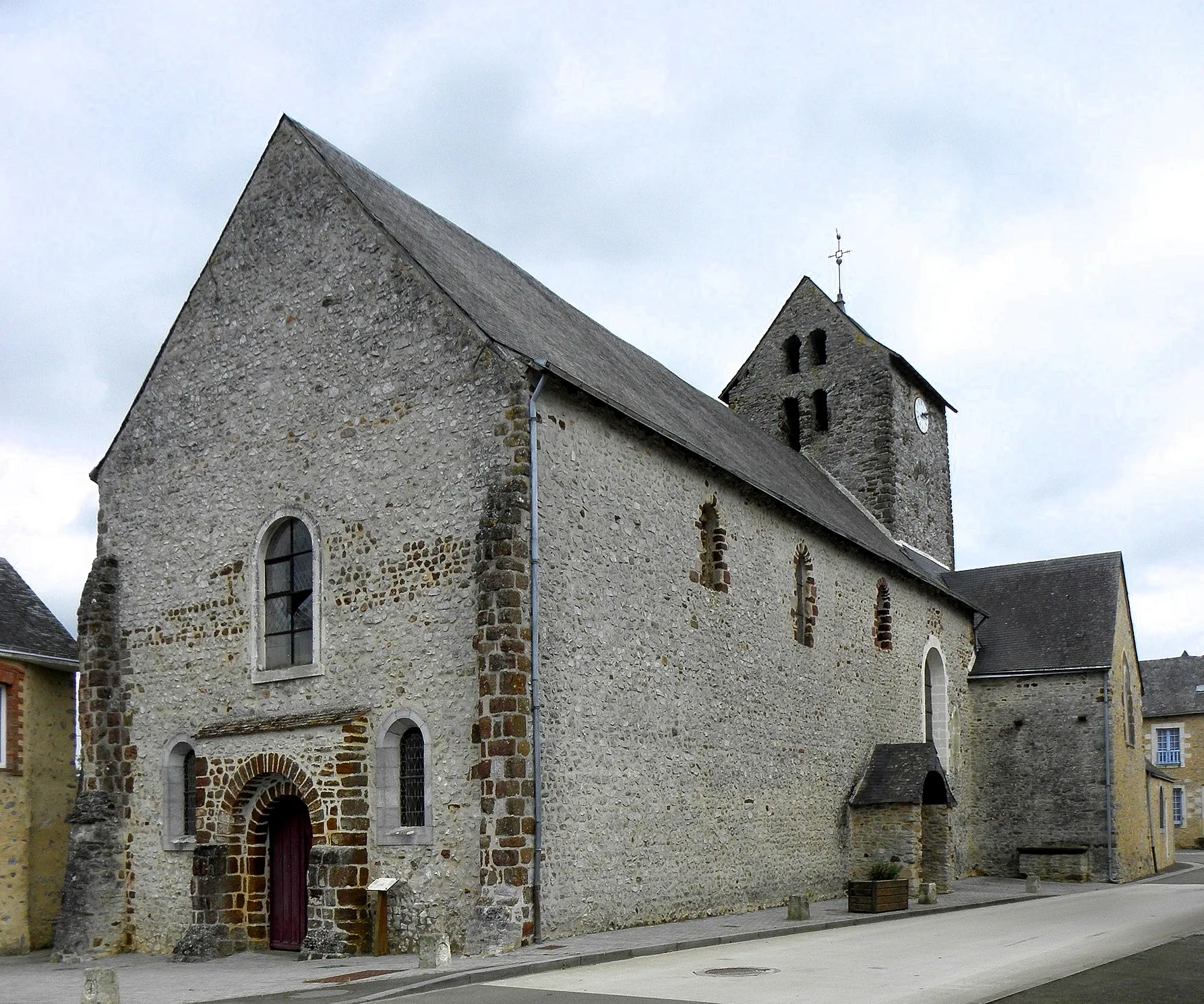 Photo showing: Extérieur de l'église Notre-Dame de Cossé-en-Champagne (53). Façade occidentale et flanc sud.