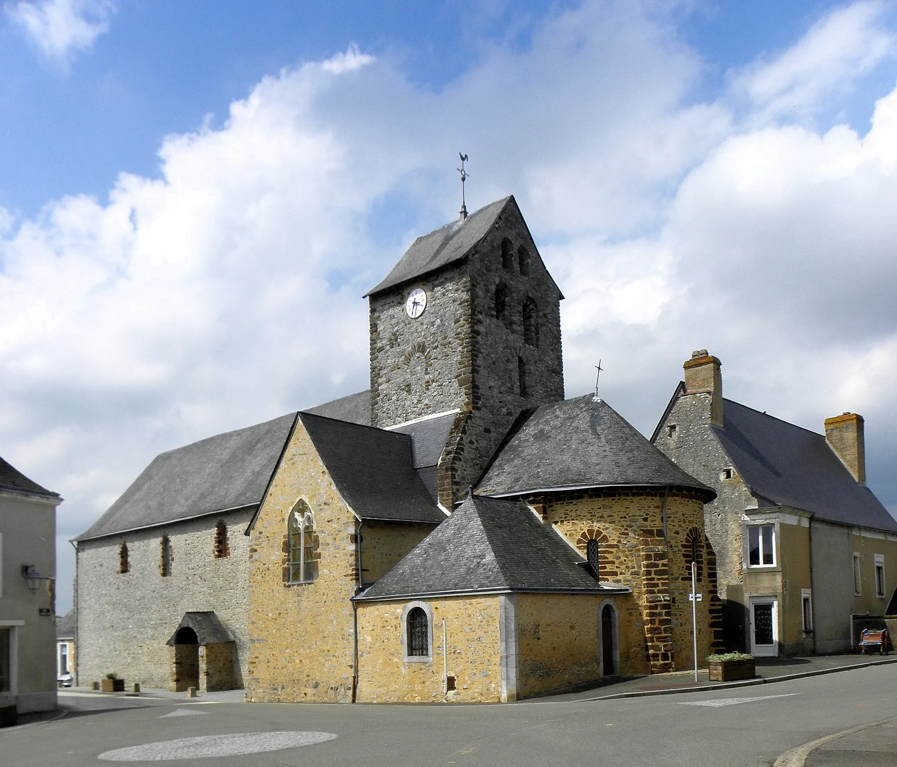 Photo showing: Extérieur de l'église Notre-Dame de Cossé-en-Champagne (53). Flanc sud et chevet.