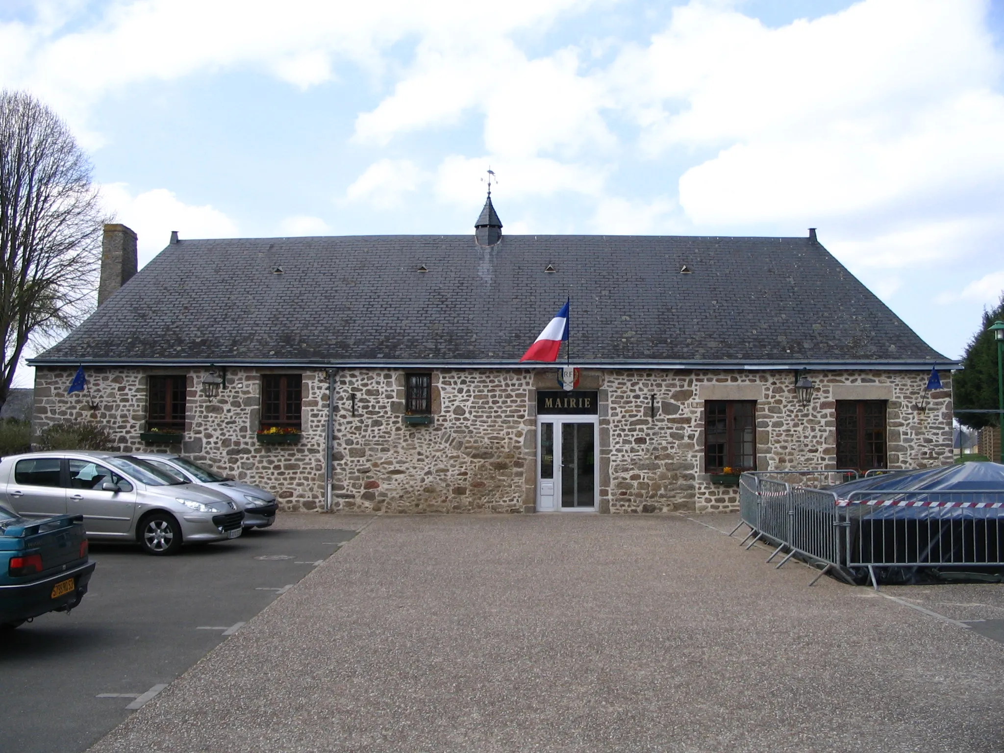 Photo showing: The town hall of La Bazoge-Montpinçon, Mayenne, France.