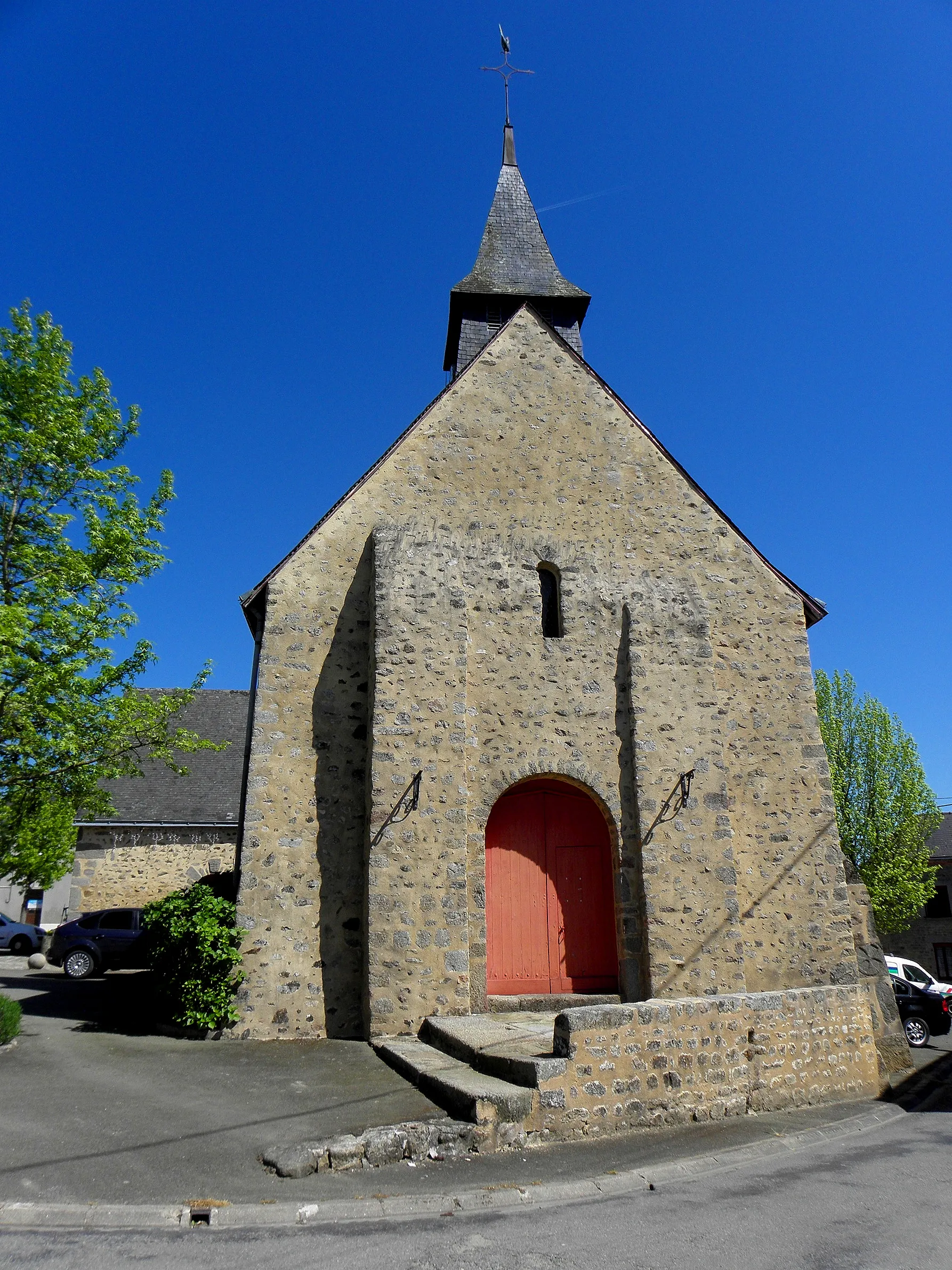 Photo showing: Église Saint-Julien de La Bazouge-des-Alleux (53). Façade occidentale.