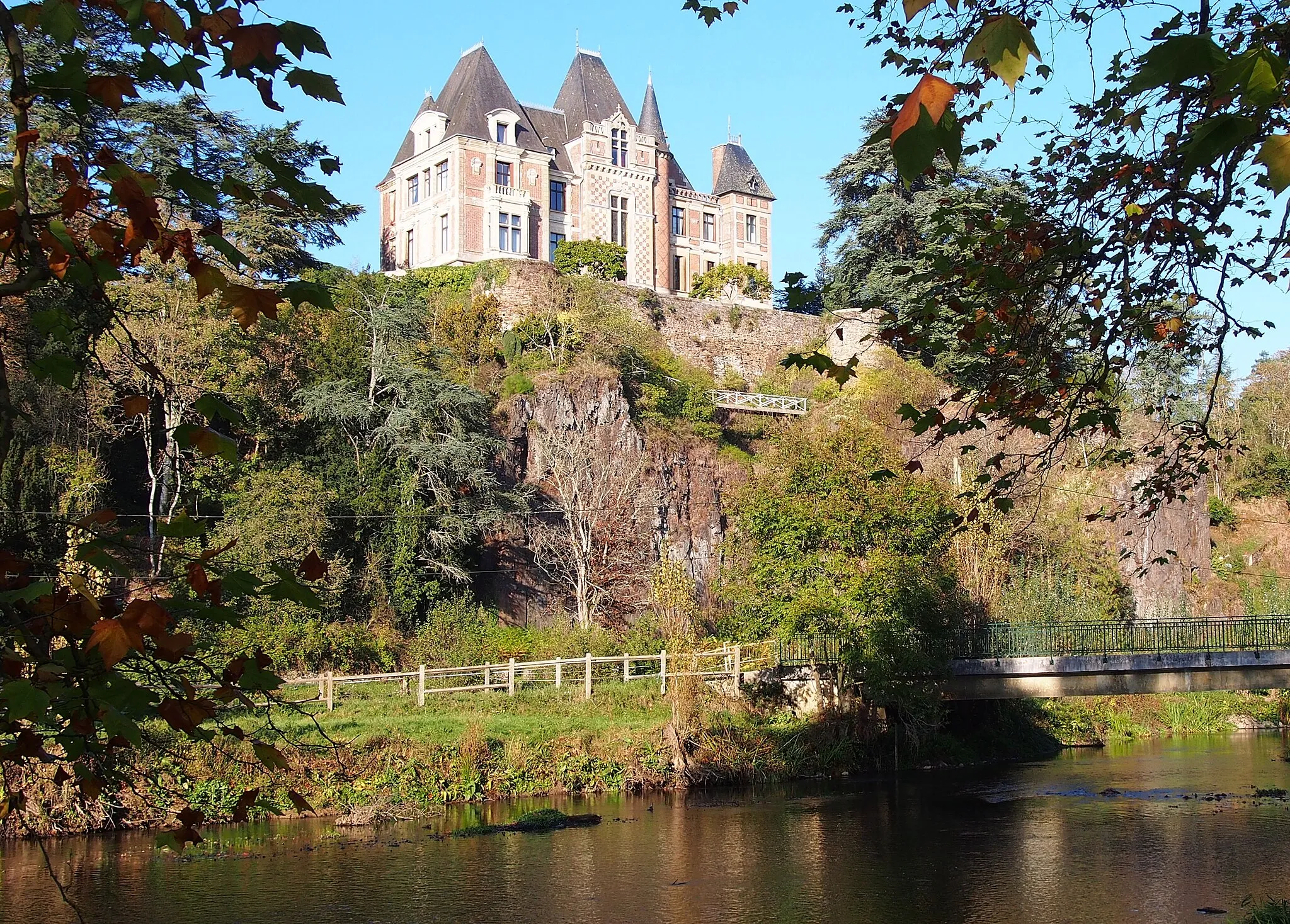 Photo showing: Le château de Ménil-Glaise, surplombant l'Orne, entre Batilly, à gauche, et Serans, à droite (Normandie, France).
