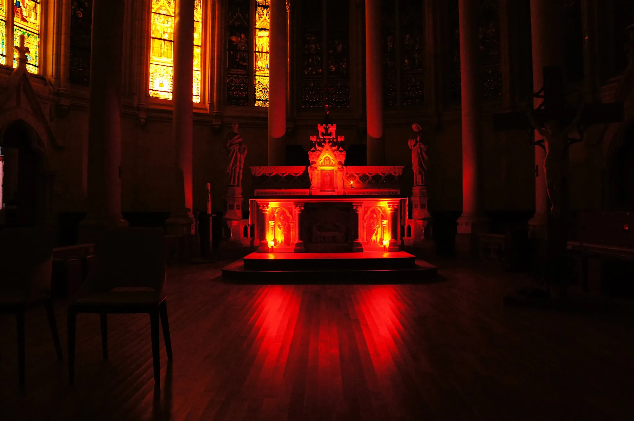 Photo showing: Eclairage du maître autel de l'église Saint Léger d'Orvault en rouge pour le Triduum Pascal