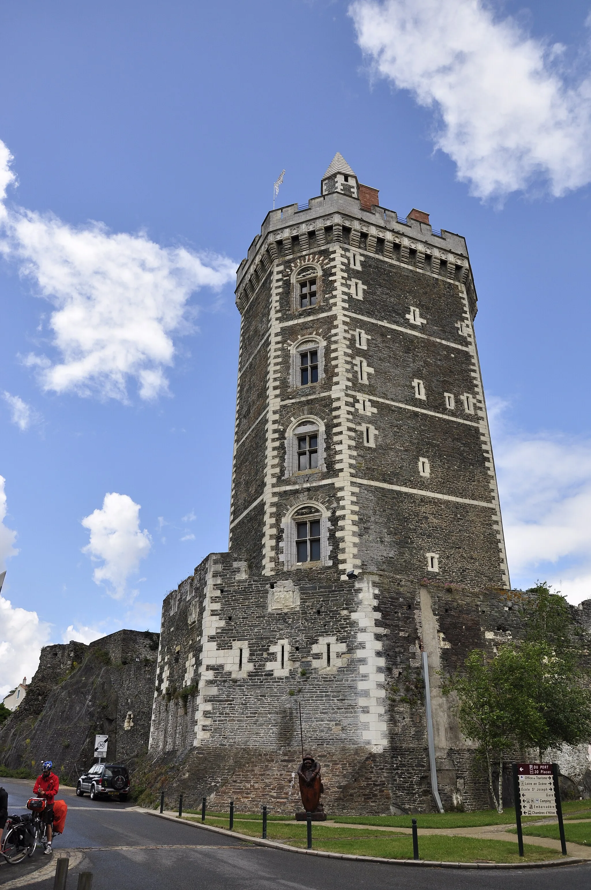 Photo showing: This building is en partie classé, en partie inscrit au titre des monuments historiques de la France. It is indexed in the base Mérimée, a database of architectural heritage maintained by the French Ministry of Culture, under the reference PA00108764 .