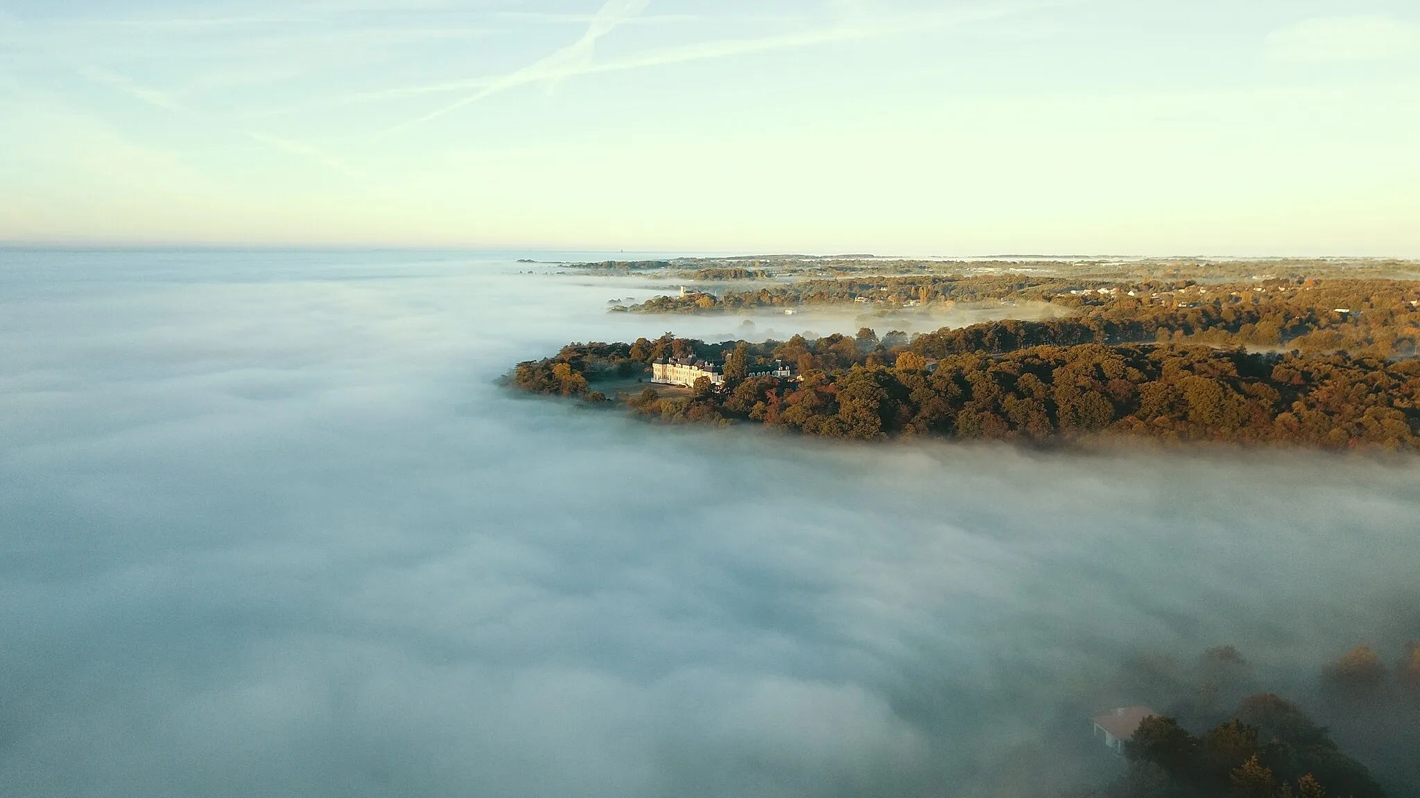 Photo showing: Le Château de Clermont face à un océan de nuages un matin d'automne 2018. Le Cellier 44 Loire Atlantique. Vallée de la Loire.
