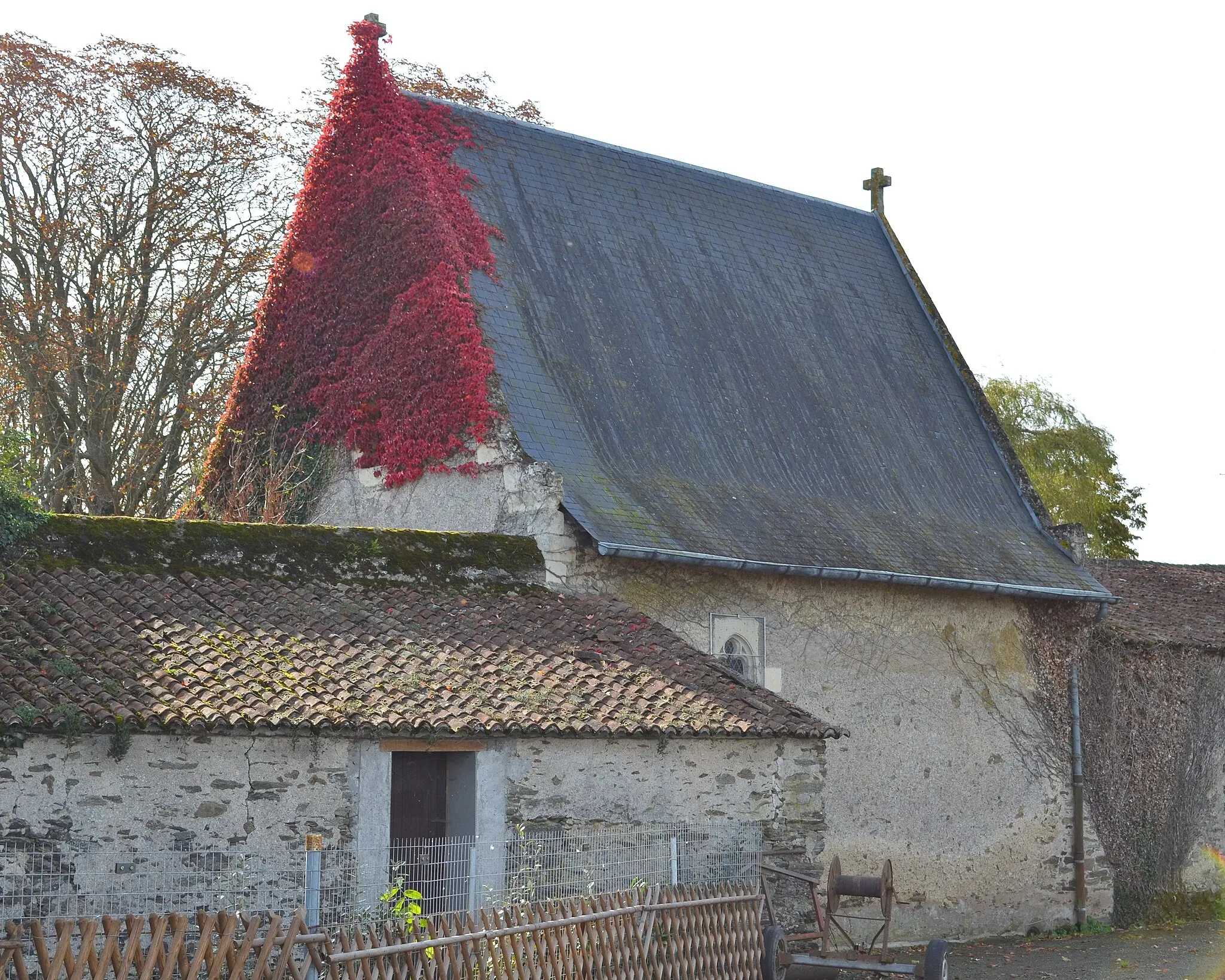 Photo showing: This building is indexed in the base Mérimée, a database of architectural heritage maintained by the French Ministry of Culture, under the reference PA00109041 .