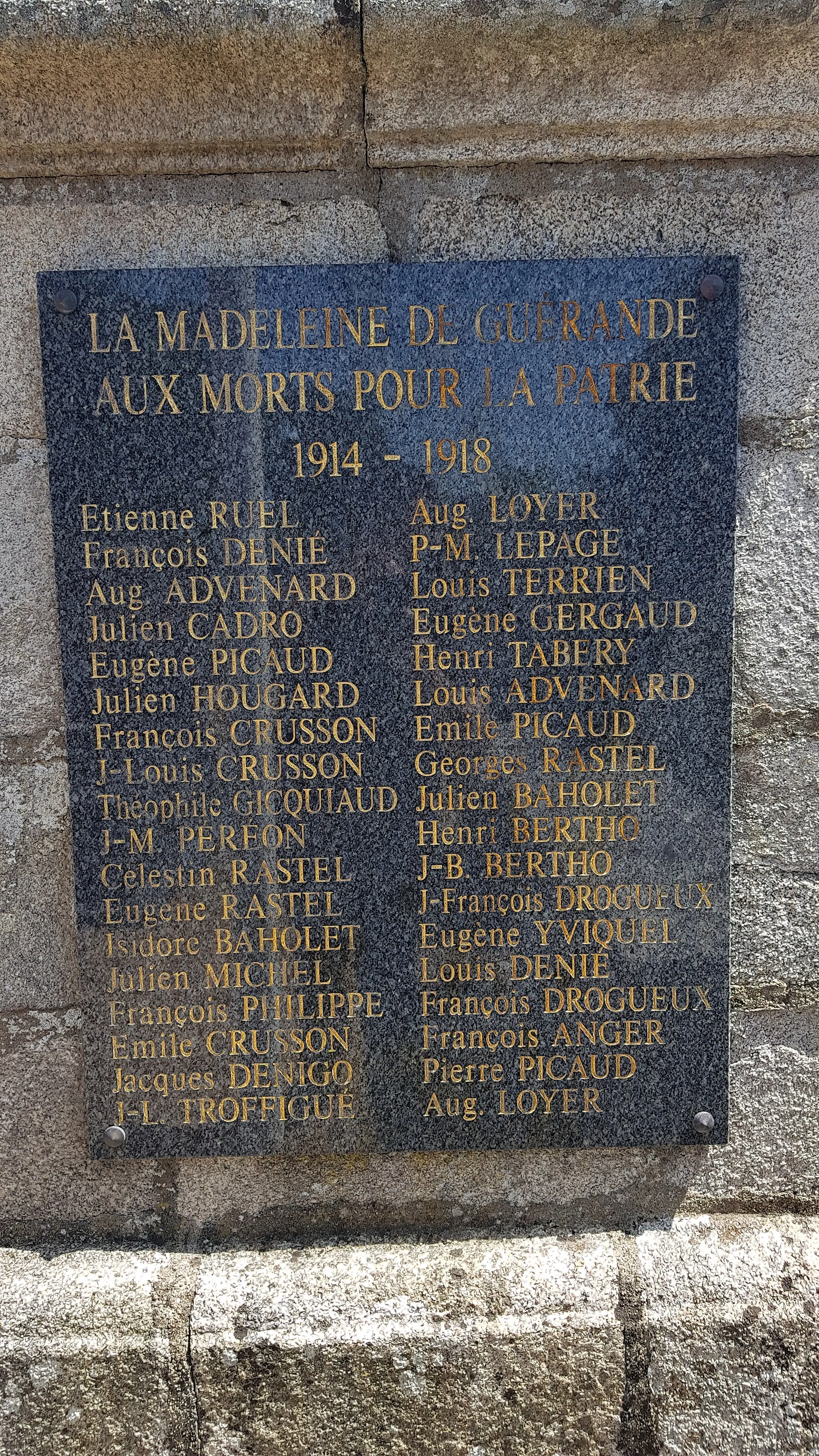 Photo showing: Croix de cimetière de la Madeleine à Guérande, vue de la plaque à droite du socle