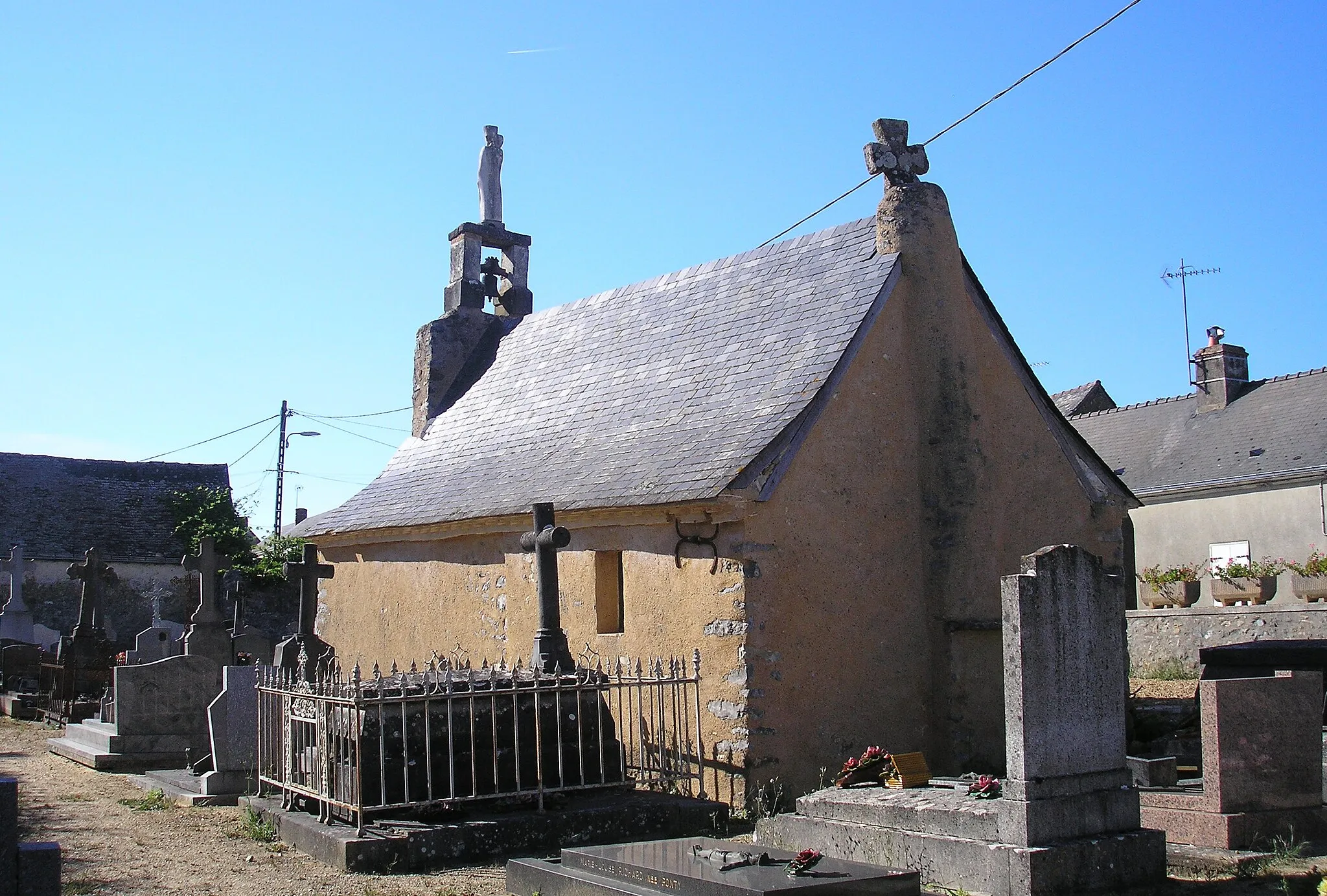 Photo showing: Saint-Loup-du-Dorat (Pays de la Loire, France). La chapelle Saint-Fort, dans le cimetière.