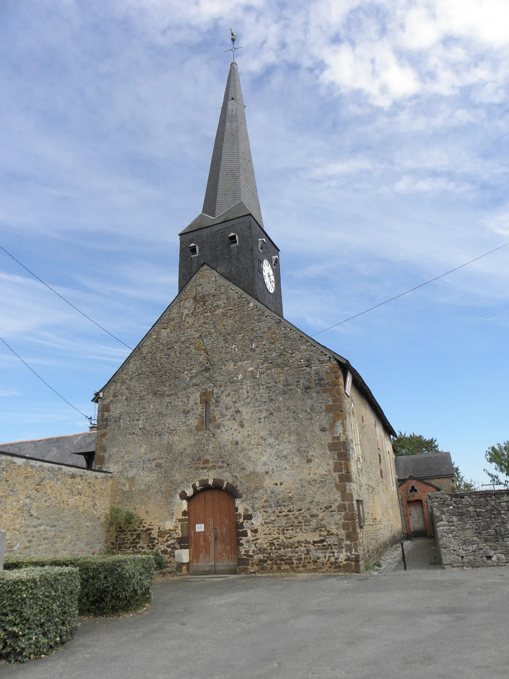 Photo showing: Église de Saint-Loup-du-Dorat (53).