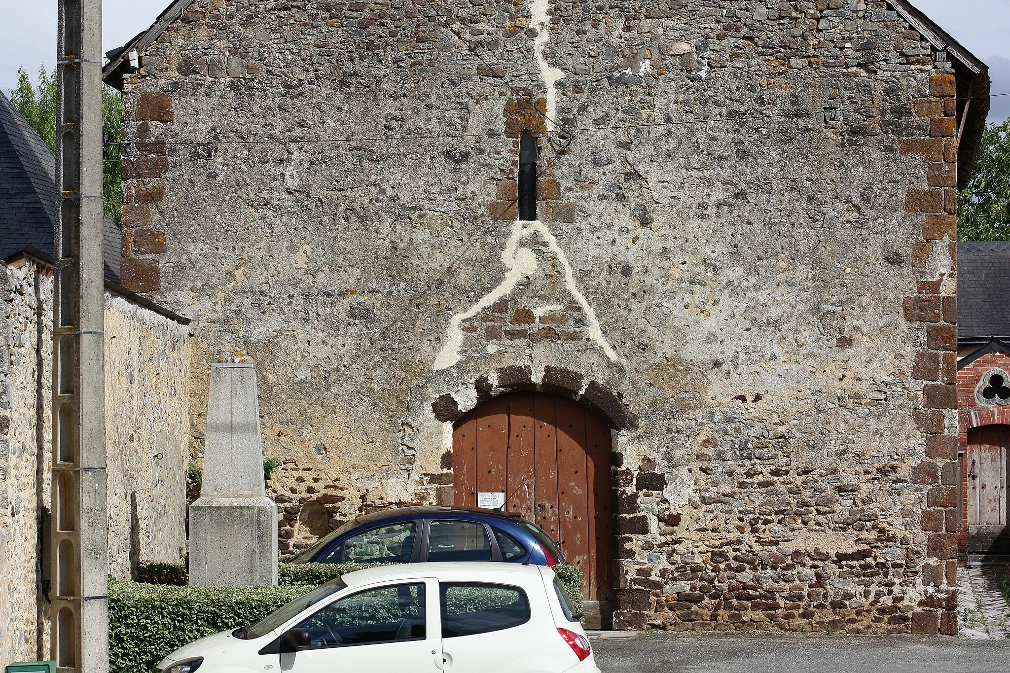 Photo showing: Saint-Loup-du-Dorat (53) Église - Portail Ouest
Ouverture à linteau monolithe sculptée de faux claveaux