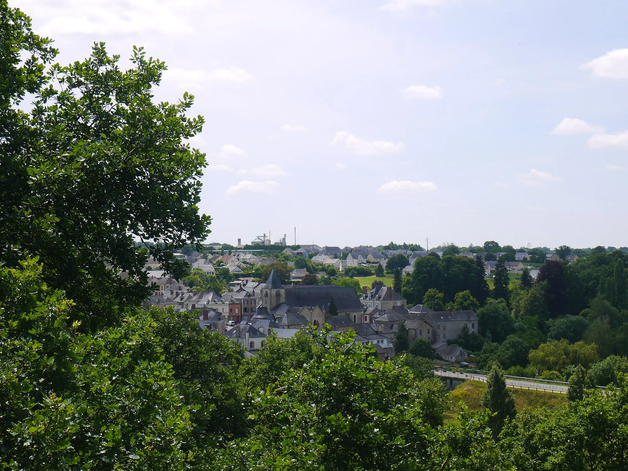 Photo showing: Vue générale Nuillé sur Vicoin depuis le calvaire