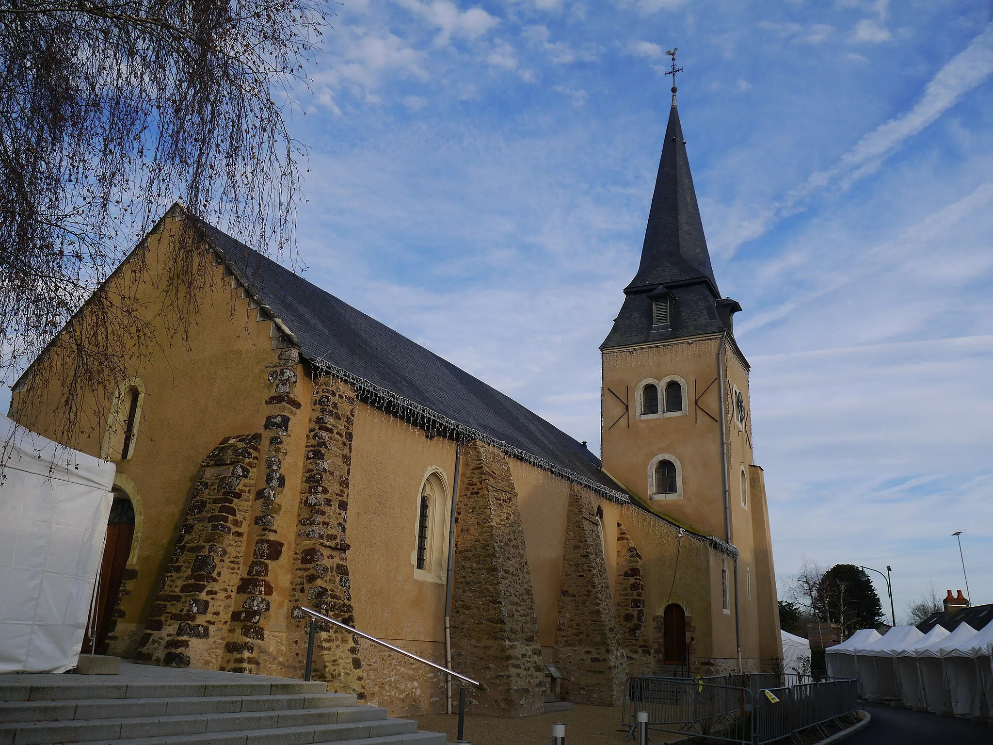 Photo showing: L'église Saint-Fort (on aperçoit les barnums du marché de Noël 2015..!)