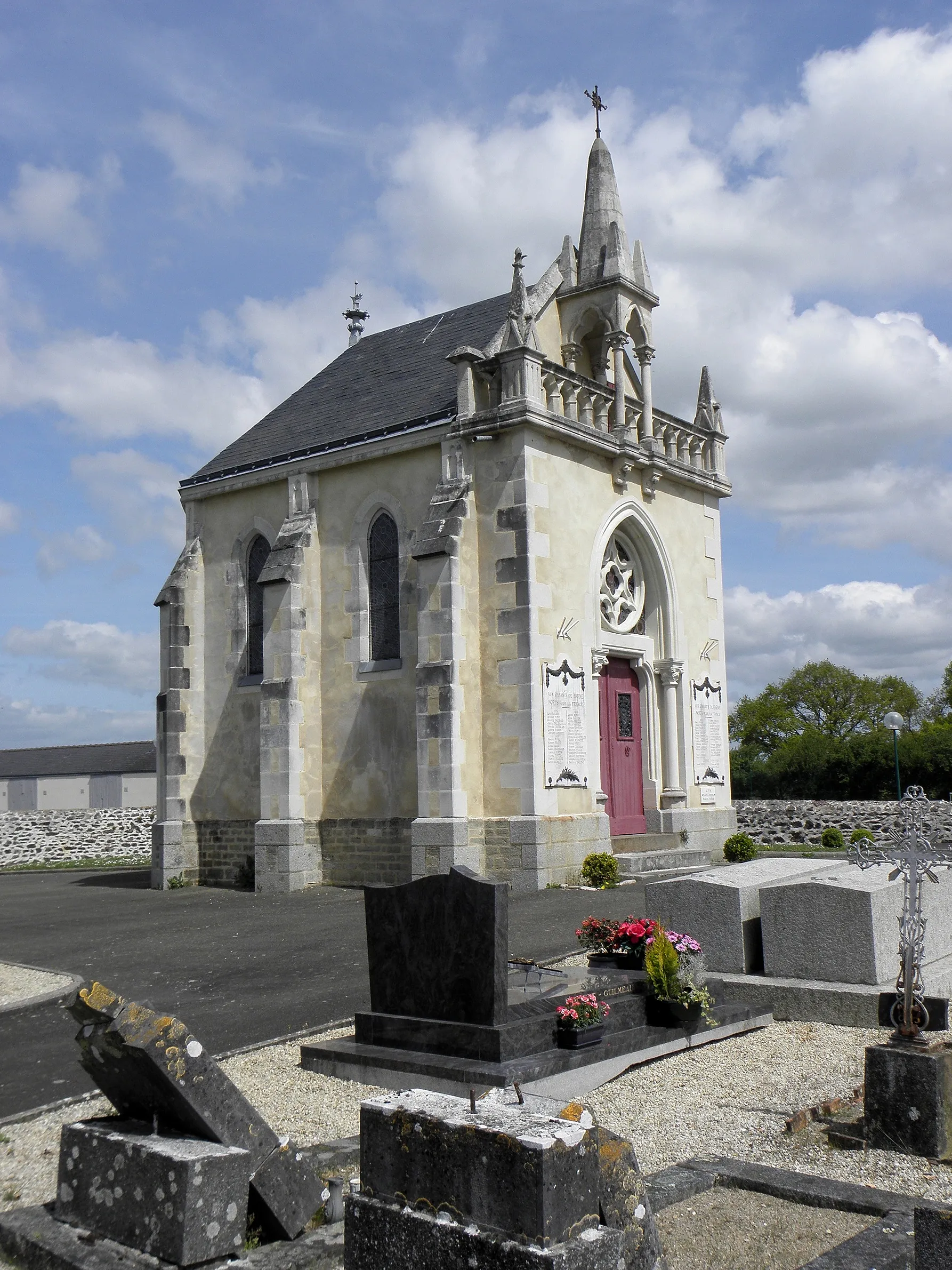 Photo showing: Chapelle du cimetière de Parné-sur-Roc (53).
