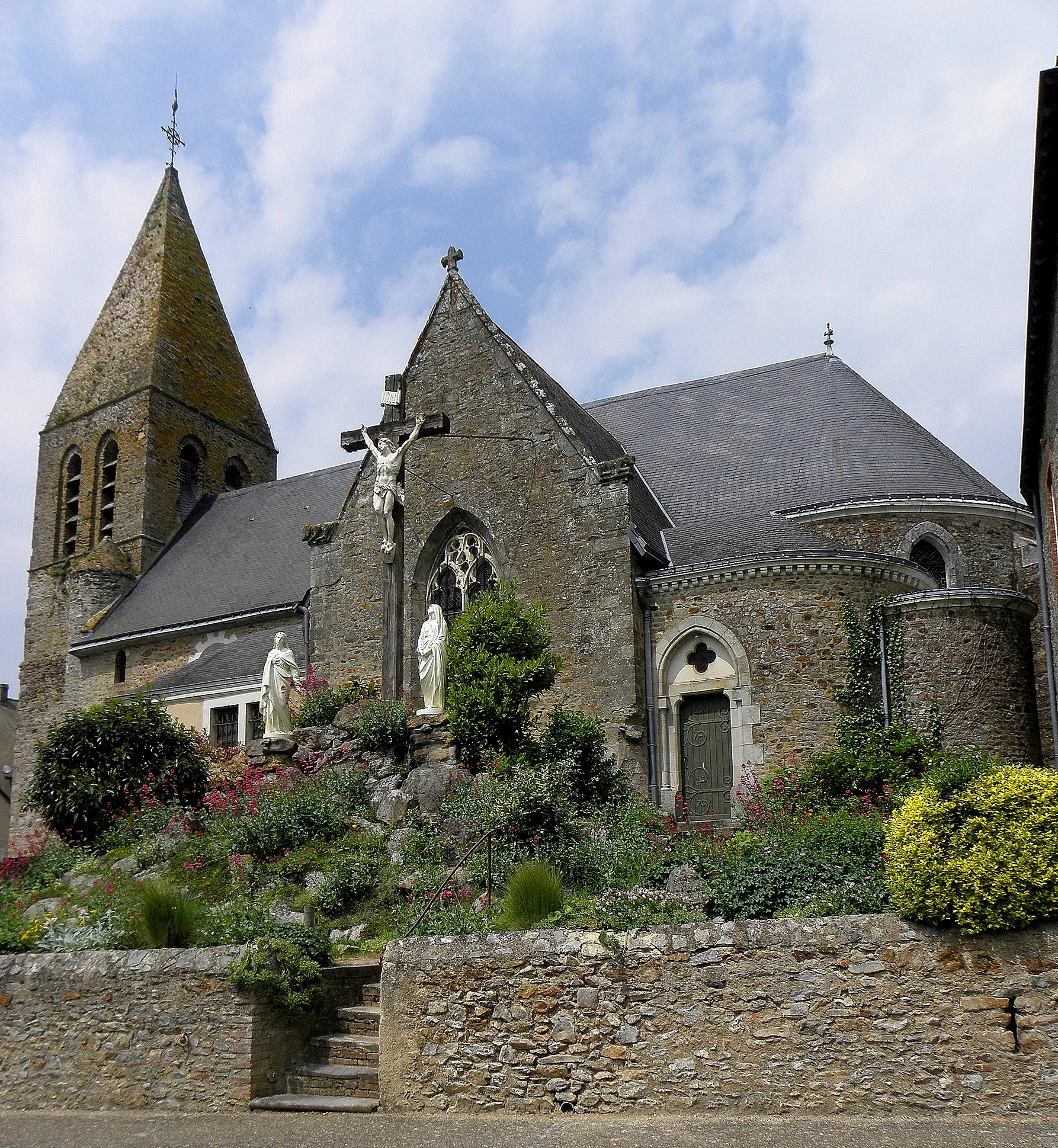 Photo showing: Église Saint-Pierre de Parné-sur-Roc (53). Vue méridionale.