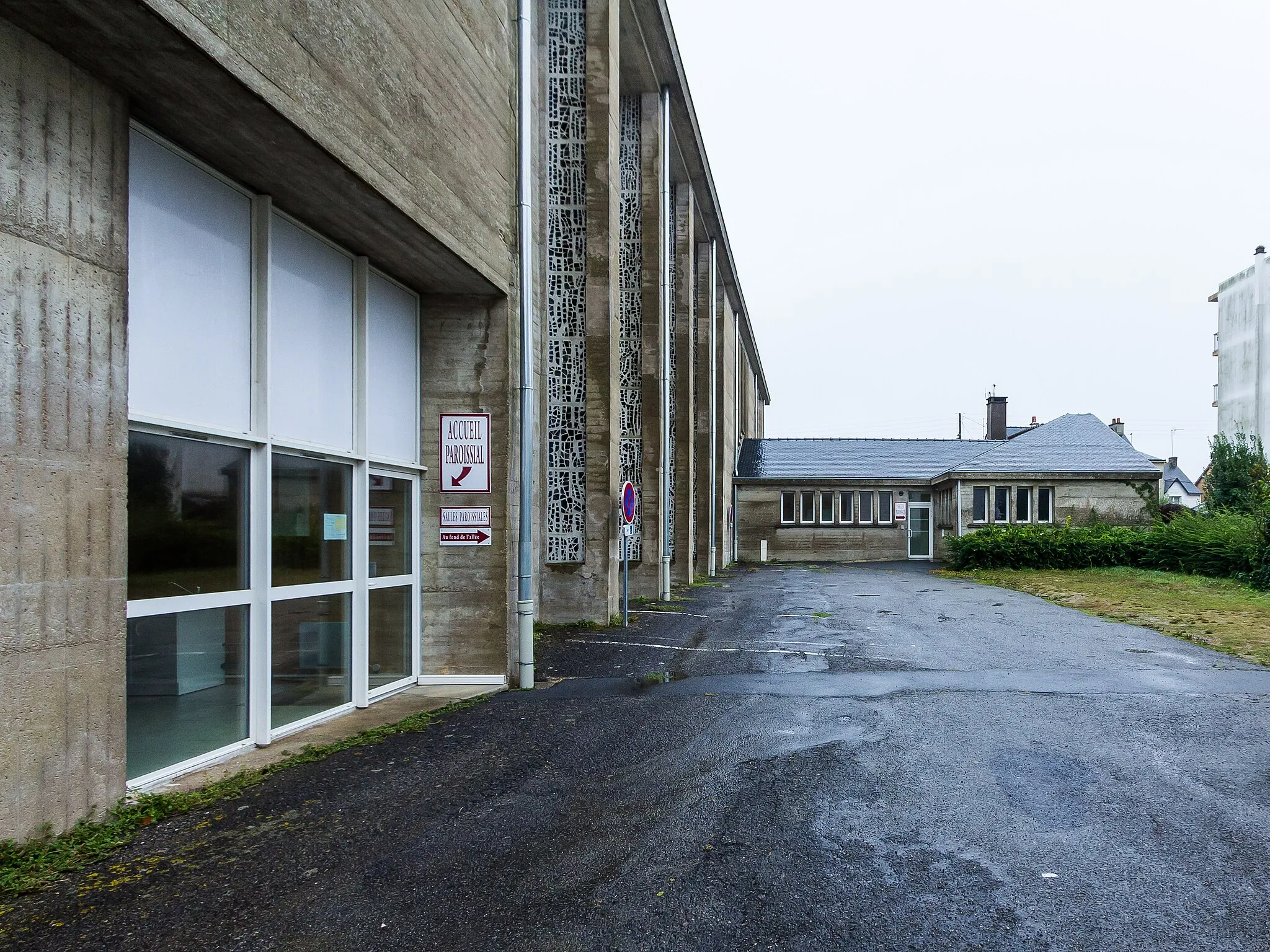 Photo showing: église Sainte-Anne, Boulevard Jean Mermoz, Saint-Nazaire, France