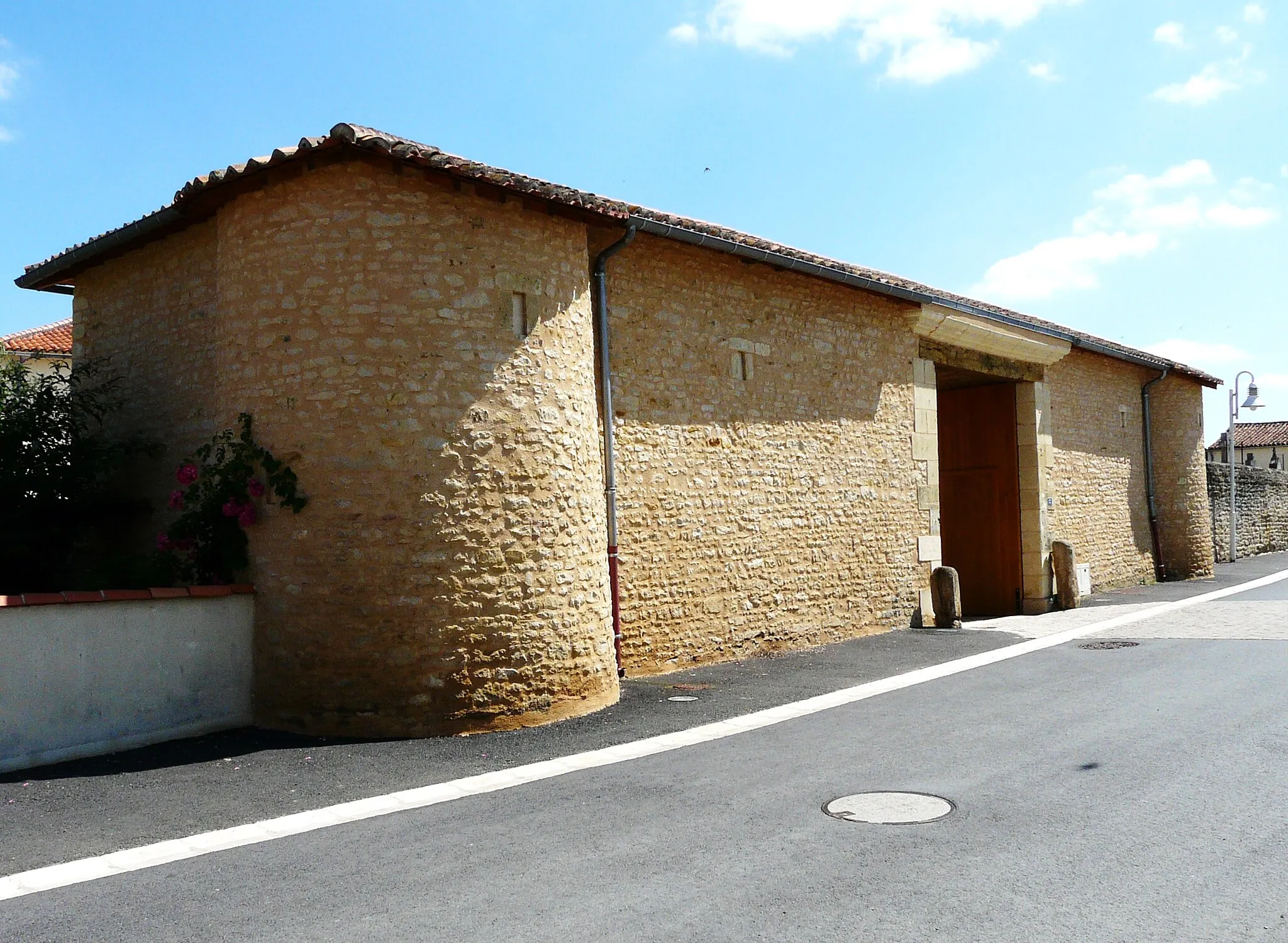 Photo showing: Portail de l'ancienne cure à Louzy