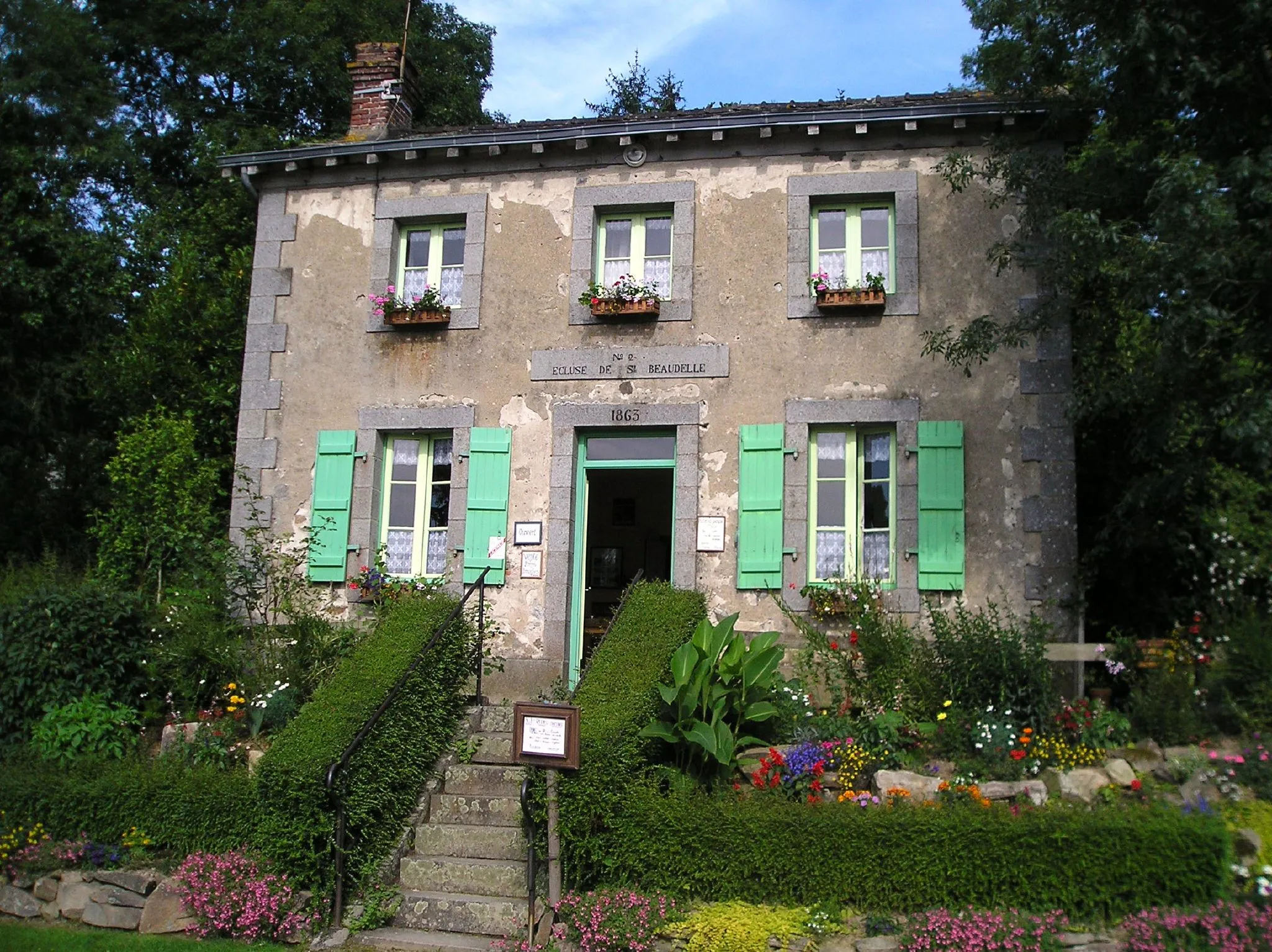 Photo showing: Maison éclusière de Saint-Baudelle, Mayenne, France.