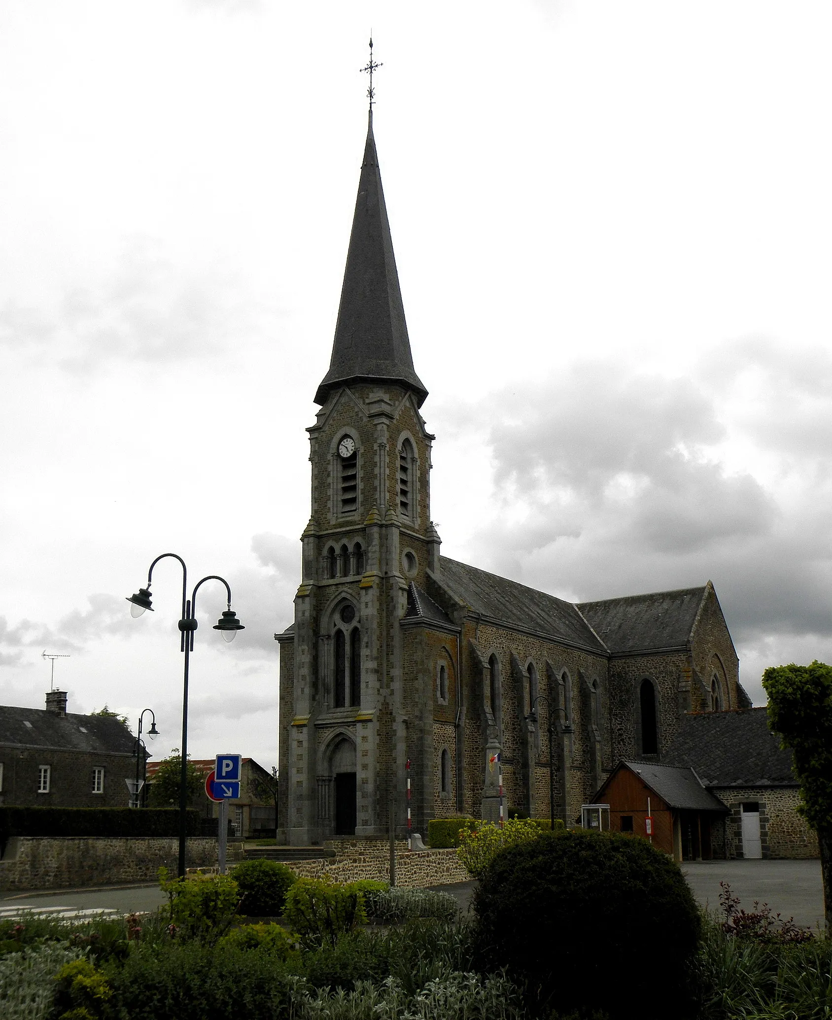 Photo showing: Église Saint-Médard de Saint-Mars-sur-Colmont (53). Façade occidentale et flanc sud.