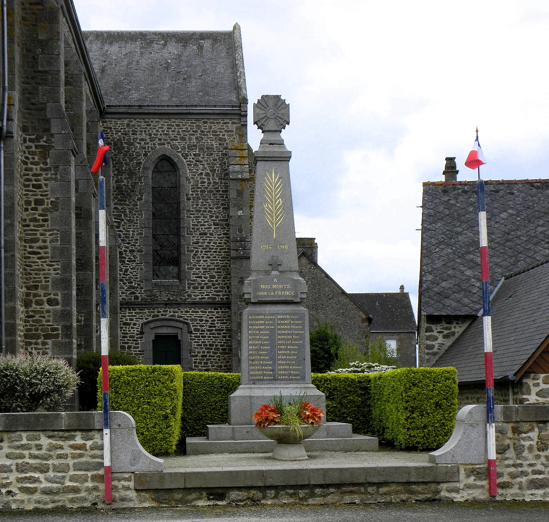 Photo showing: Monument aux morts de Saint-Mars-sur-Colmont (53).