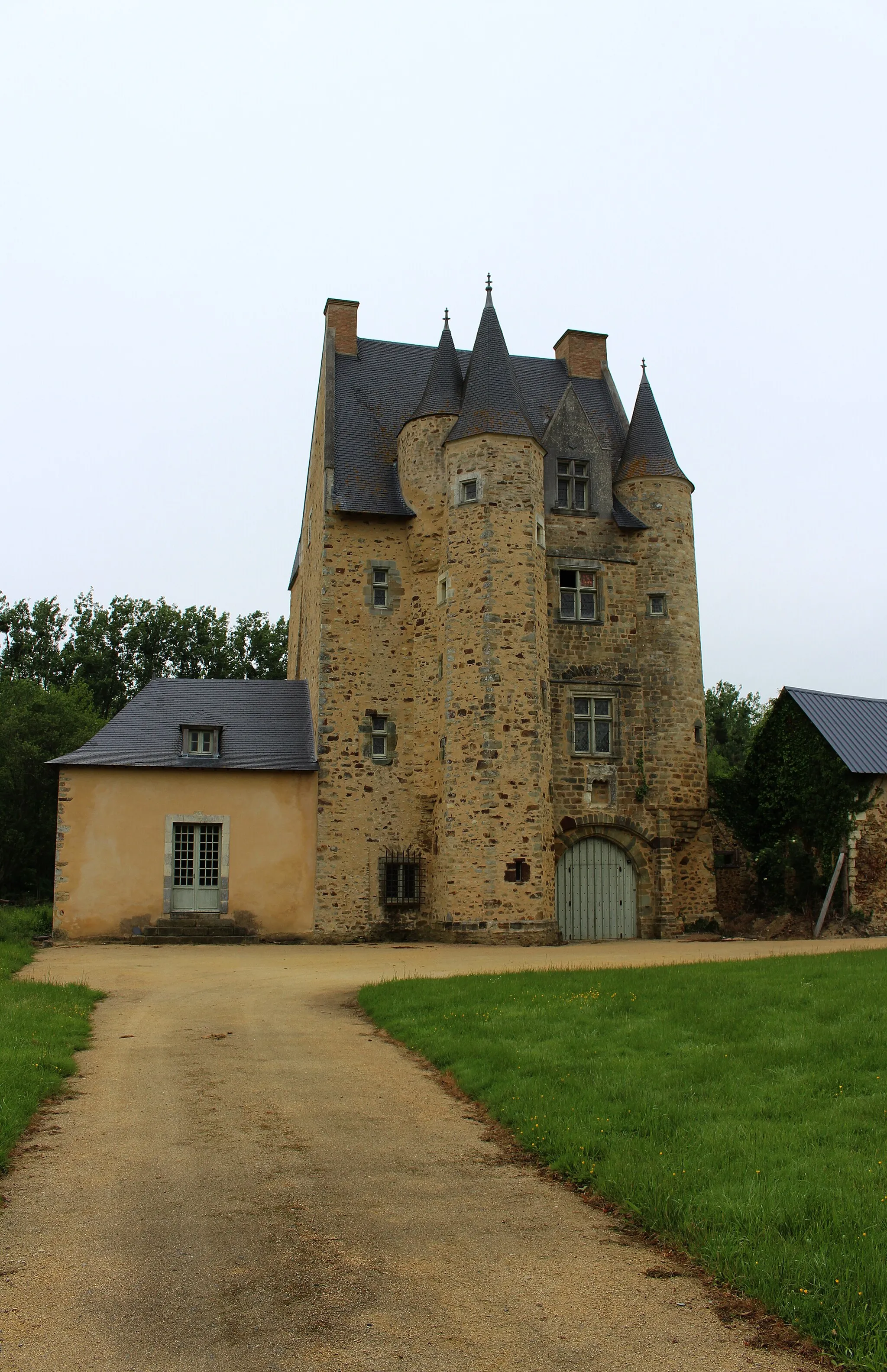 Photo showing: This building is classé au titre des monuments historiques de la France. It is indexed in the base Mérimée, a database of architectural heritage maintained by the French Ministry of Culture, under the reference PA00109554 .