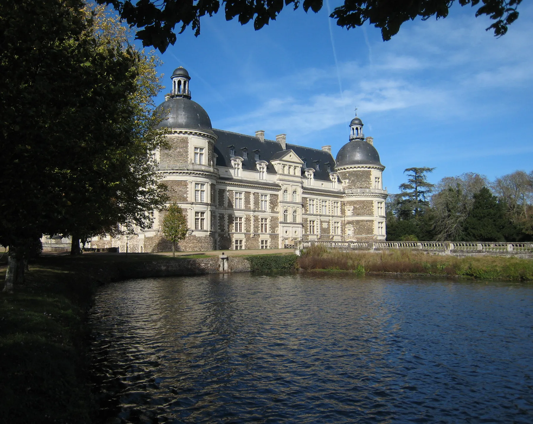 Photo showing: Castle Serrant, located near the village of Saint-Georges-sur-Loire, 15 km west of the town of Angers, in the county of Maine-et-Loire/France