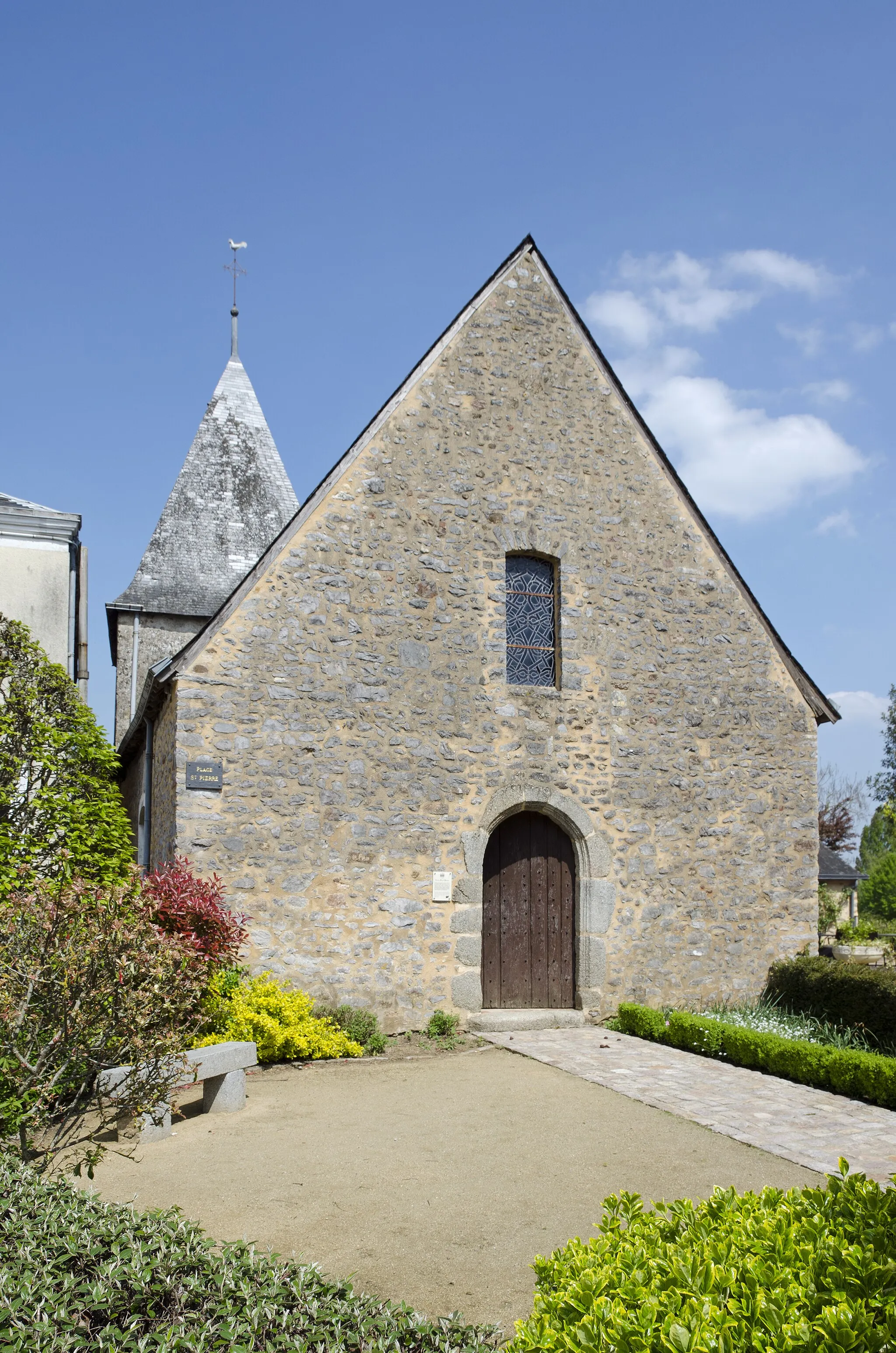 Photo showing: Église Saint-Pierre de Saulges, Mayenne.