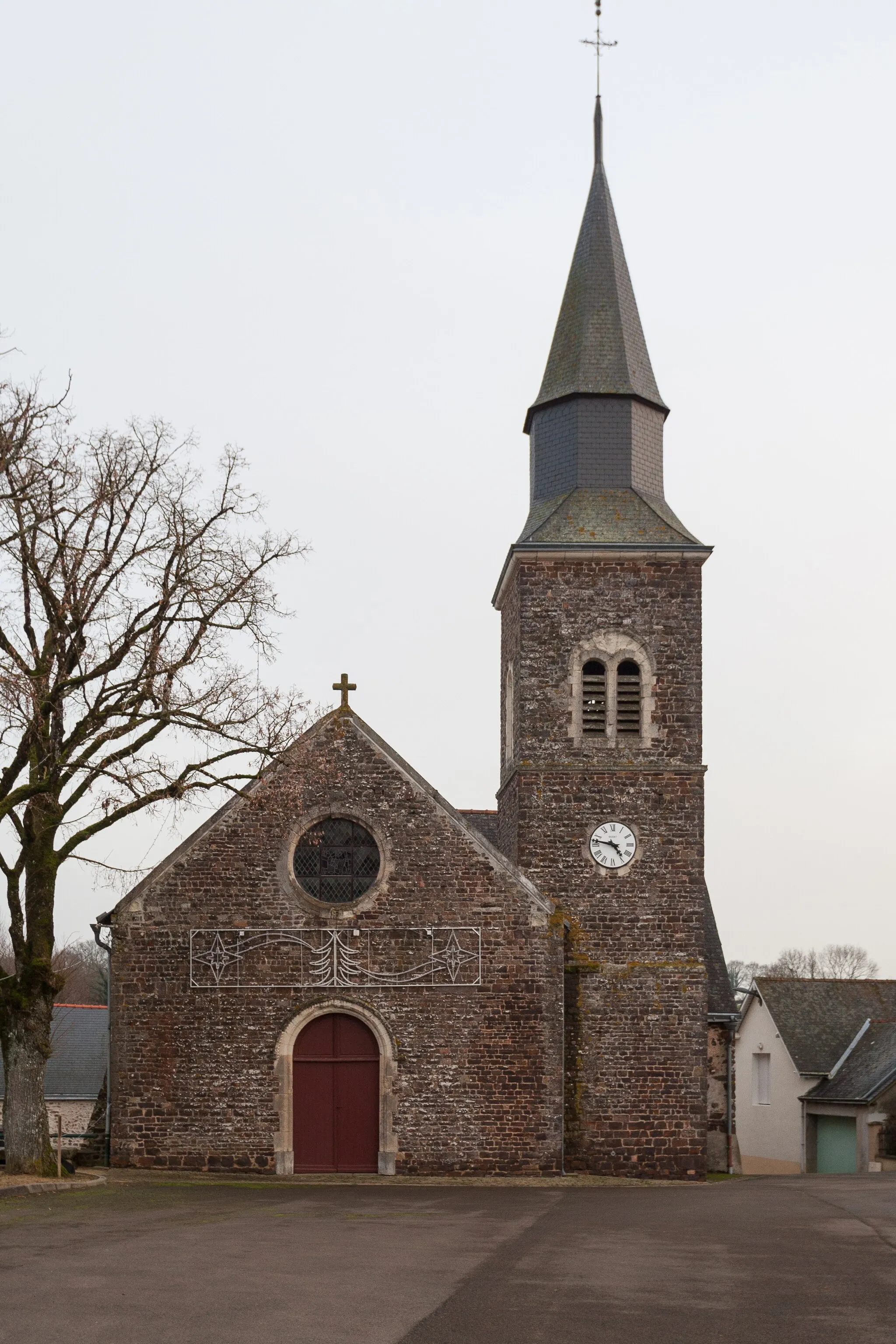 Photo showing: Église Saint-Pierre de Chammes en Mayenne.