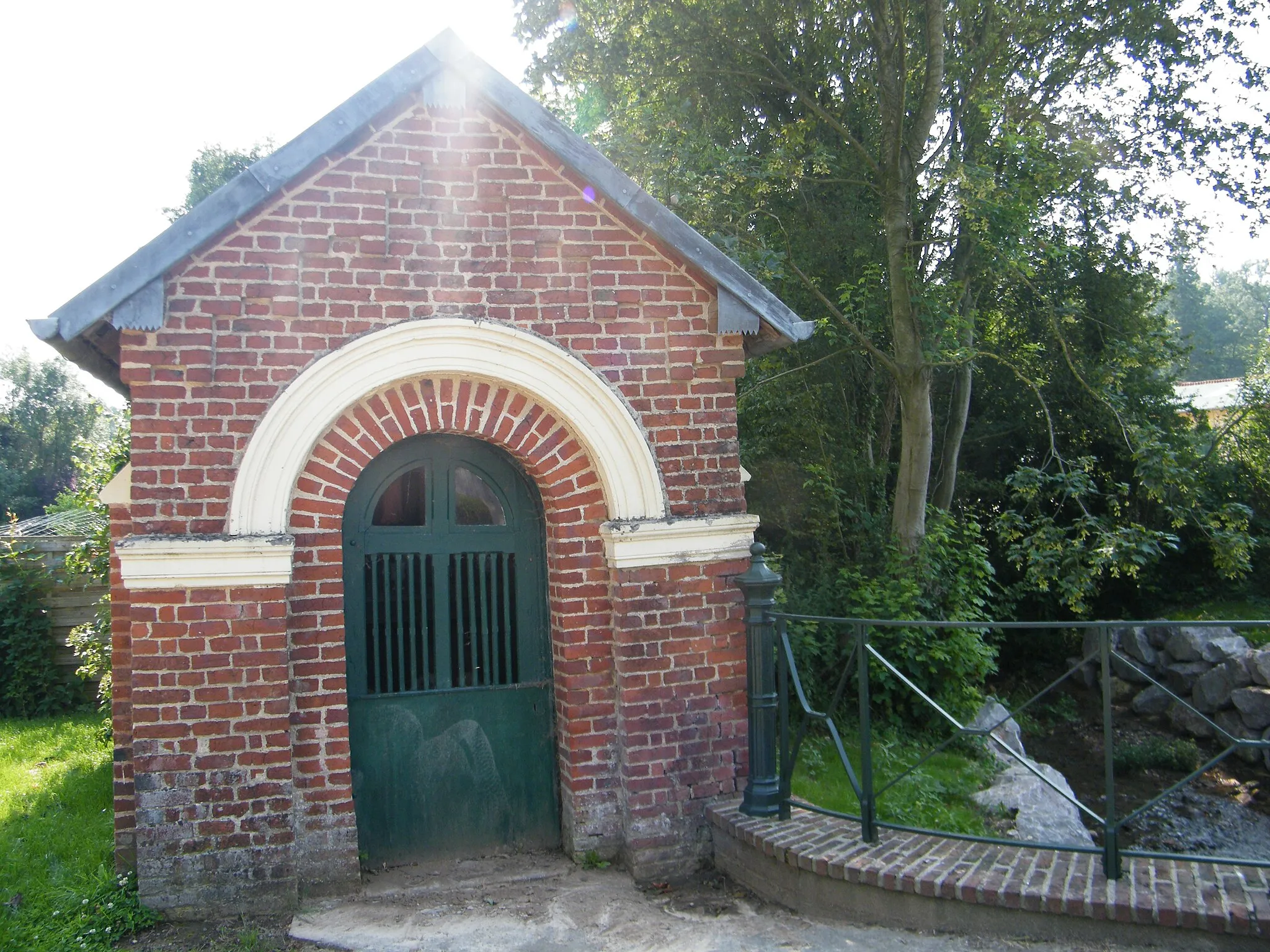 Photo showing: Oratoire Sainte-Véronique, au bord de la rivière et près de l'église.