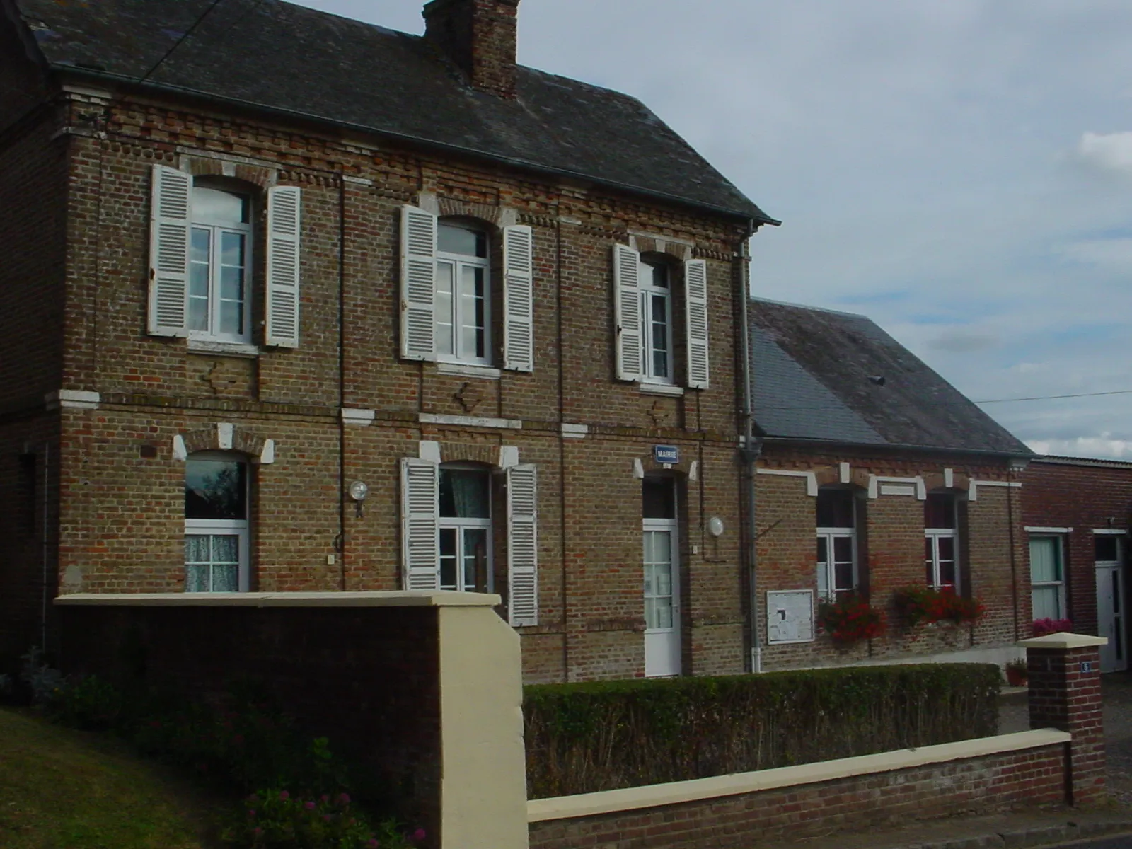 Photo showing: Fresnes-Tilloloy (Somme, France).

La mairie se trouve à droite de l'église.