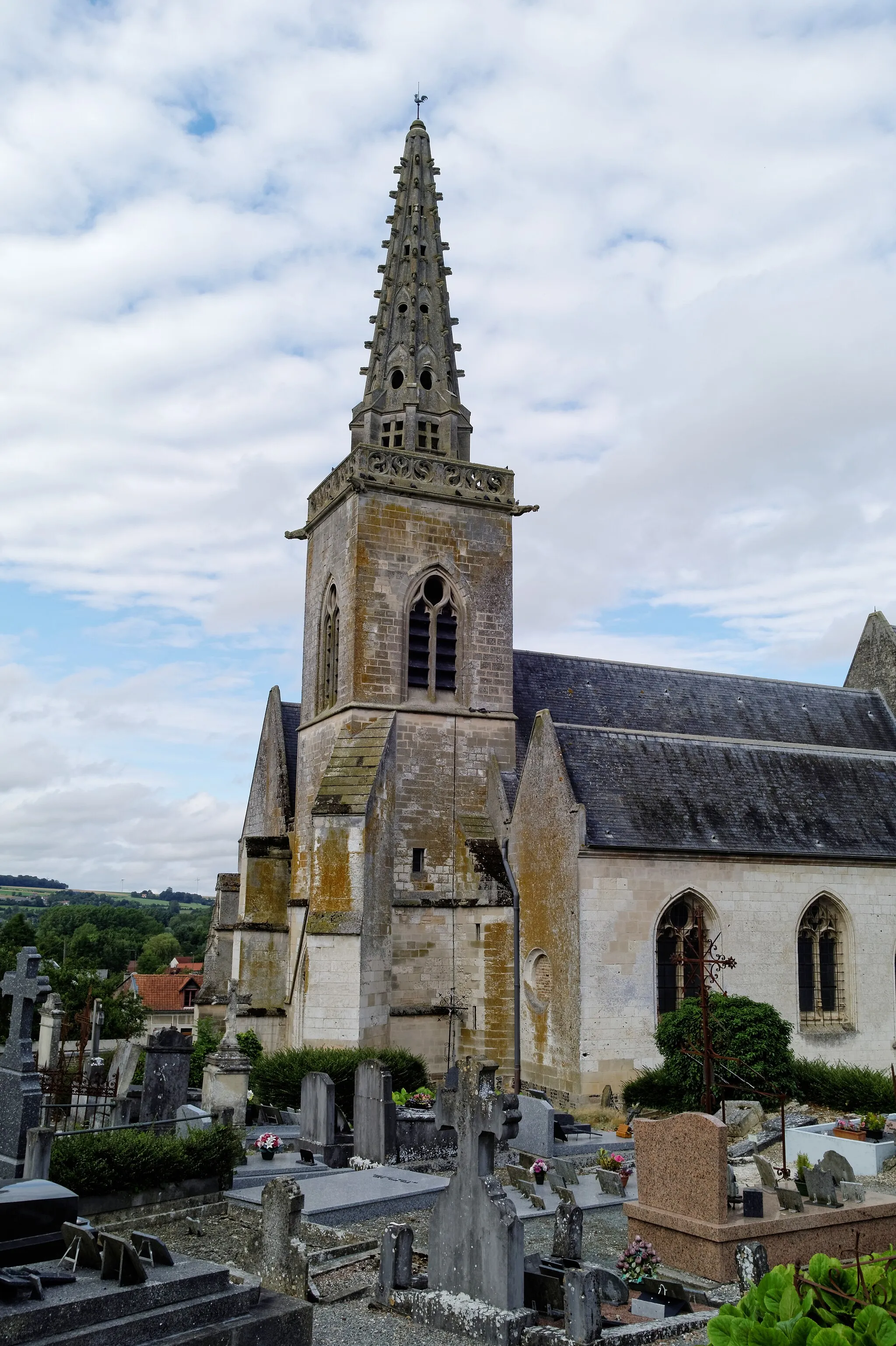 Photo showing: Saint-Riquier church in Fontaine-sur-Somme flowered cemetery bell tower