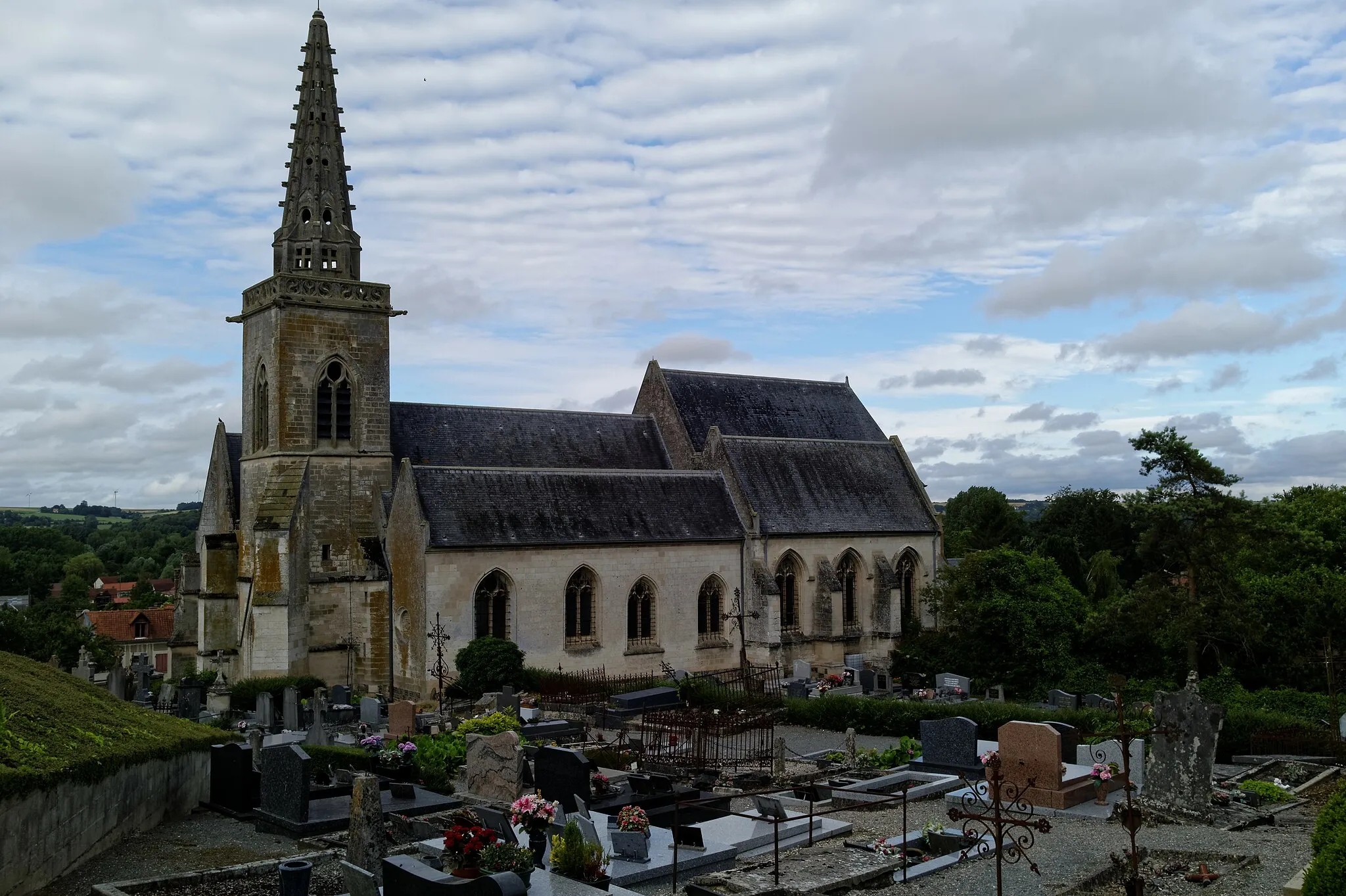 Photo showing: Saint-Riquier church in Fontaine-sur-Somme and its cemetery