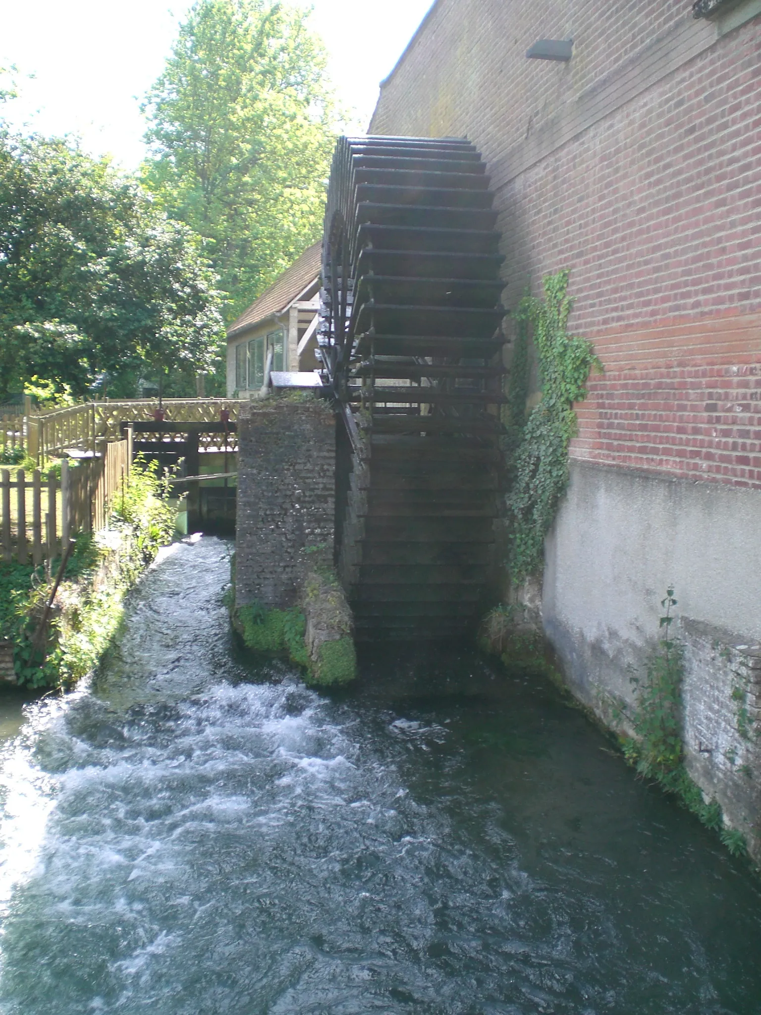 Photo showing: la roue du moulin de Longpré-les-Corps-Saints sur l'Airaines