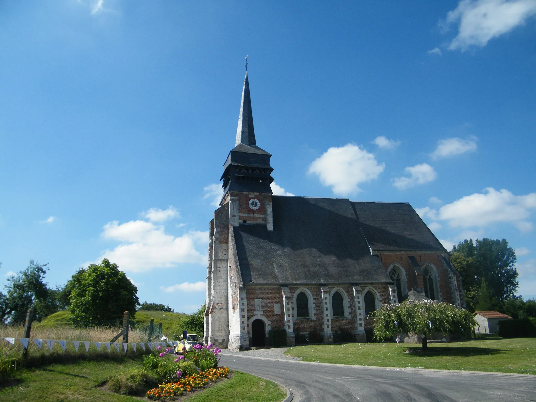 Photo showing: Doudelainville, Somme, France, église. À gauche de l'église, la motte castrale.