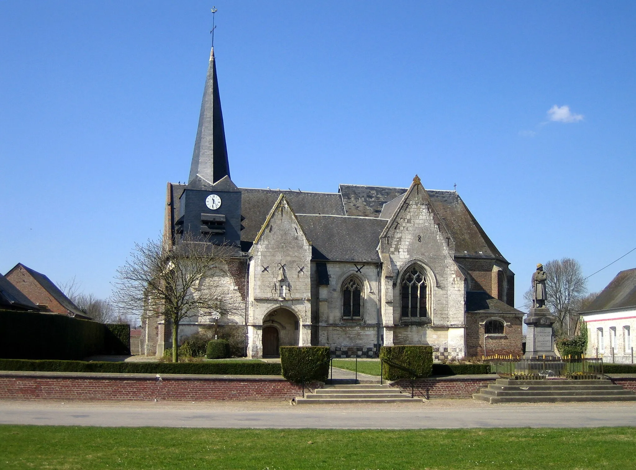 Photo showing: Saint-Maxent (Somme, France) -

L'église et le monument-aux-morts.