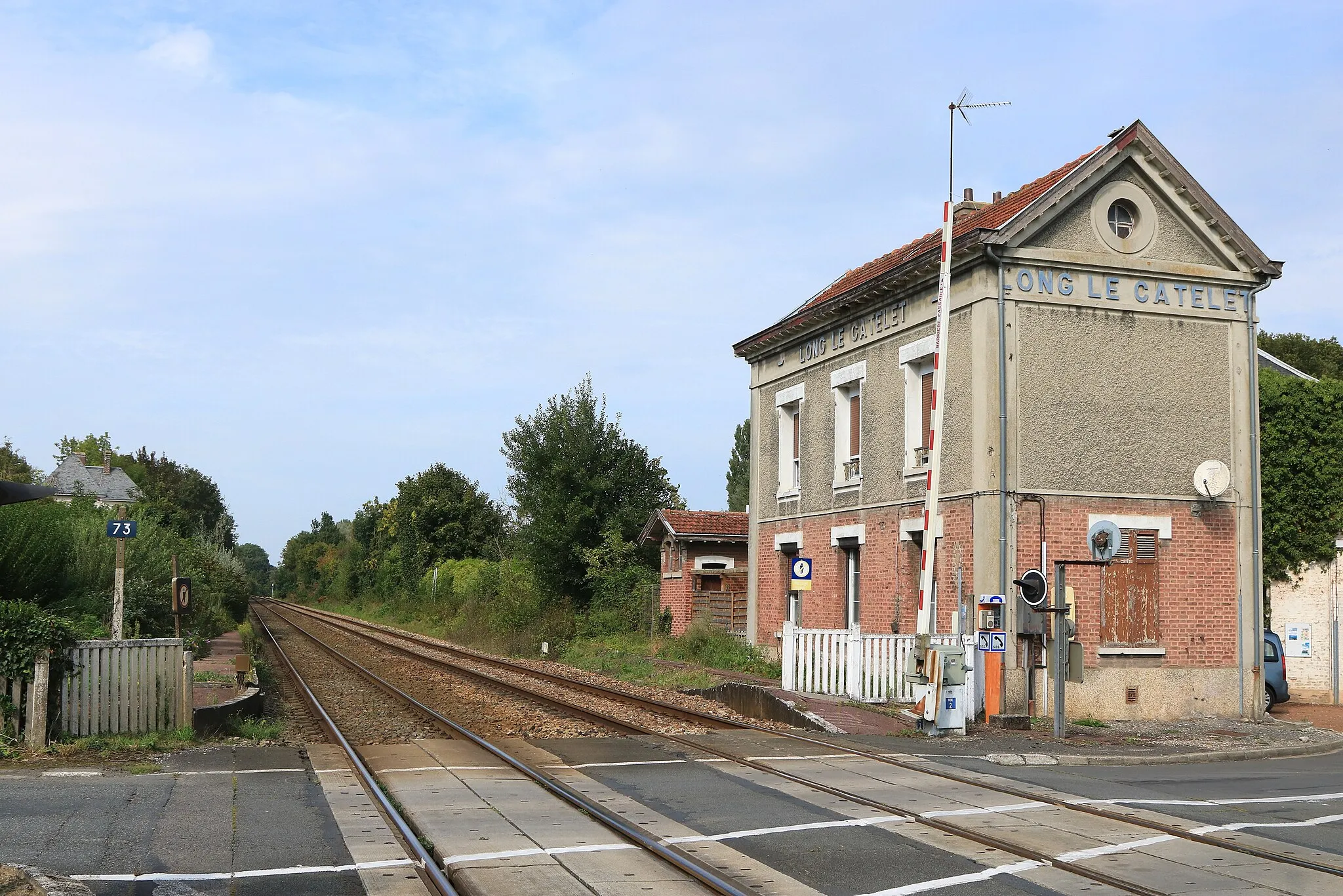 Photo showing: Ancien bâtiment voyageurs de la gare de Long - Le Catelet.