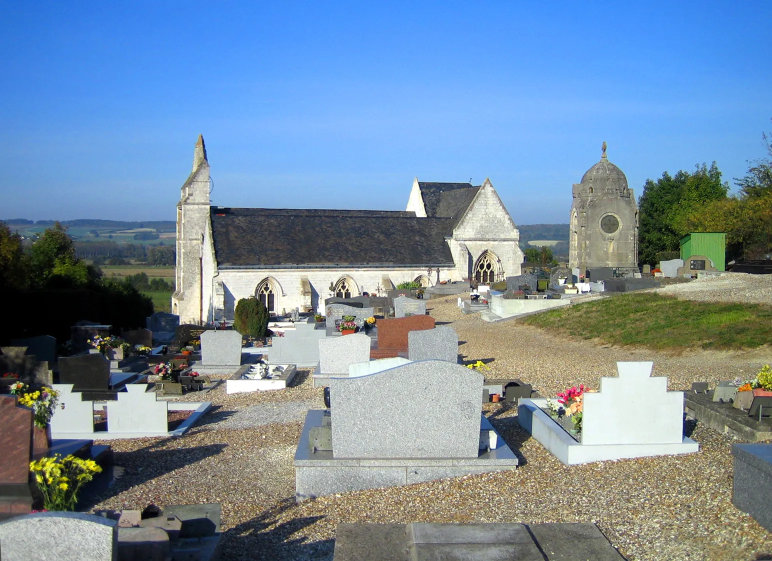 Photo showing: Liercourt (Somme, France) -

Le cimetière descend en pente jusqu'au-delà de l'église qui domine la vallée.