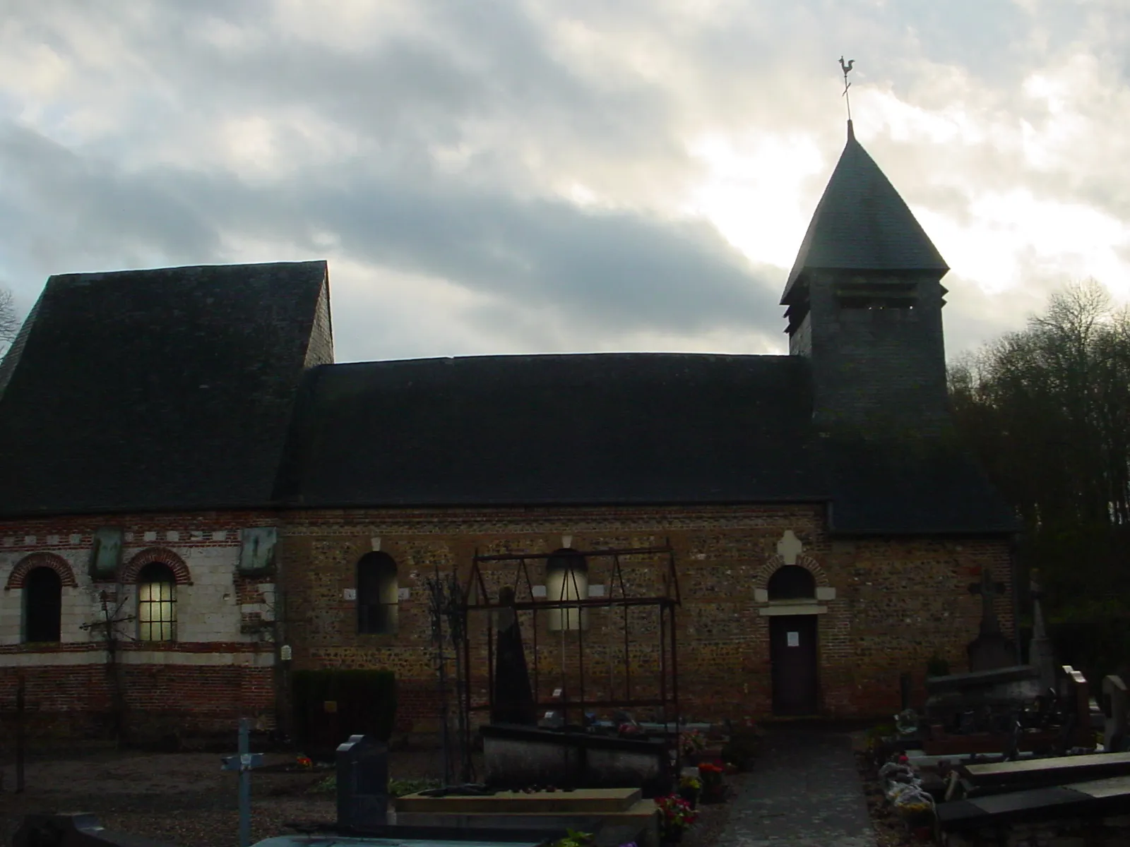 Photo showing: Côté gauche de l'église de Vaux-Marquenneville (Somme, France).