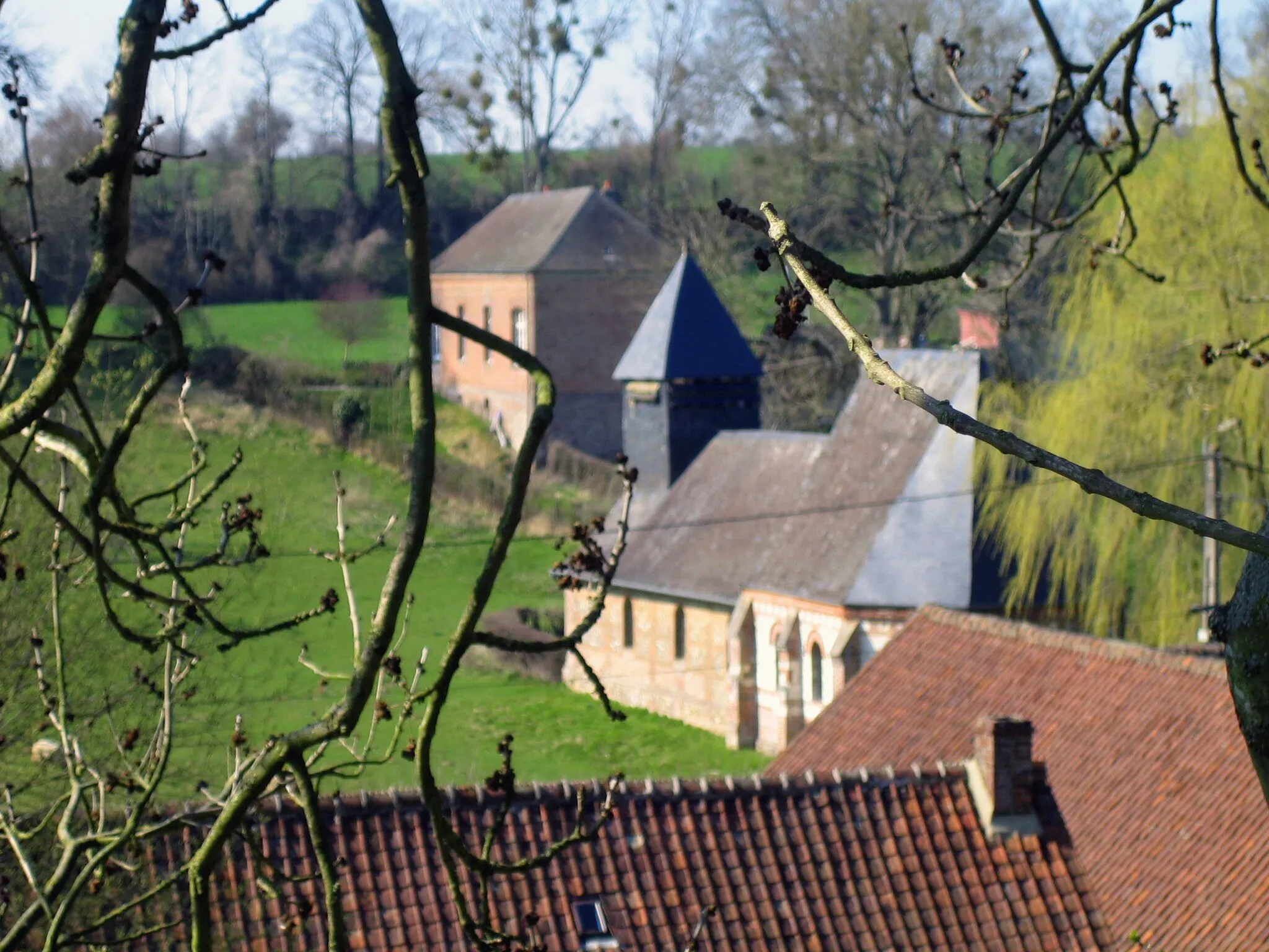 Photo showing: Vaux-Marquenneville (Somme, France) -

L'église de Vaux se dresse au fond de la petite vallée , en arrière plan se trouve la Mairie.