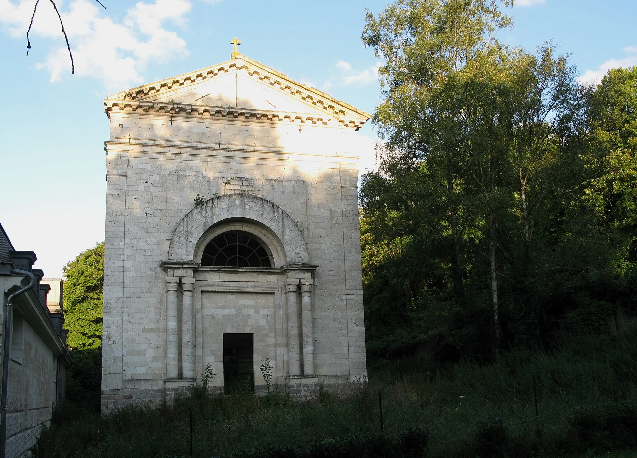 Photo showing: Crouy-Saint-Pierre (Somme, France) -
L'abbaye du Gard.
Façade de l'église en ruines.

(Désolé !... La lumière de fin de journée a "brûlé" le haut de la façade. Le contraste avec la végétation à l'ombre était trop important pour le capteur de mon appareil.)