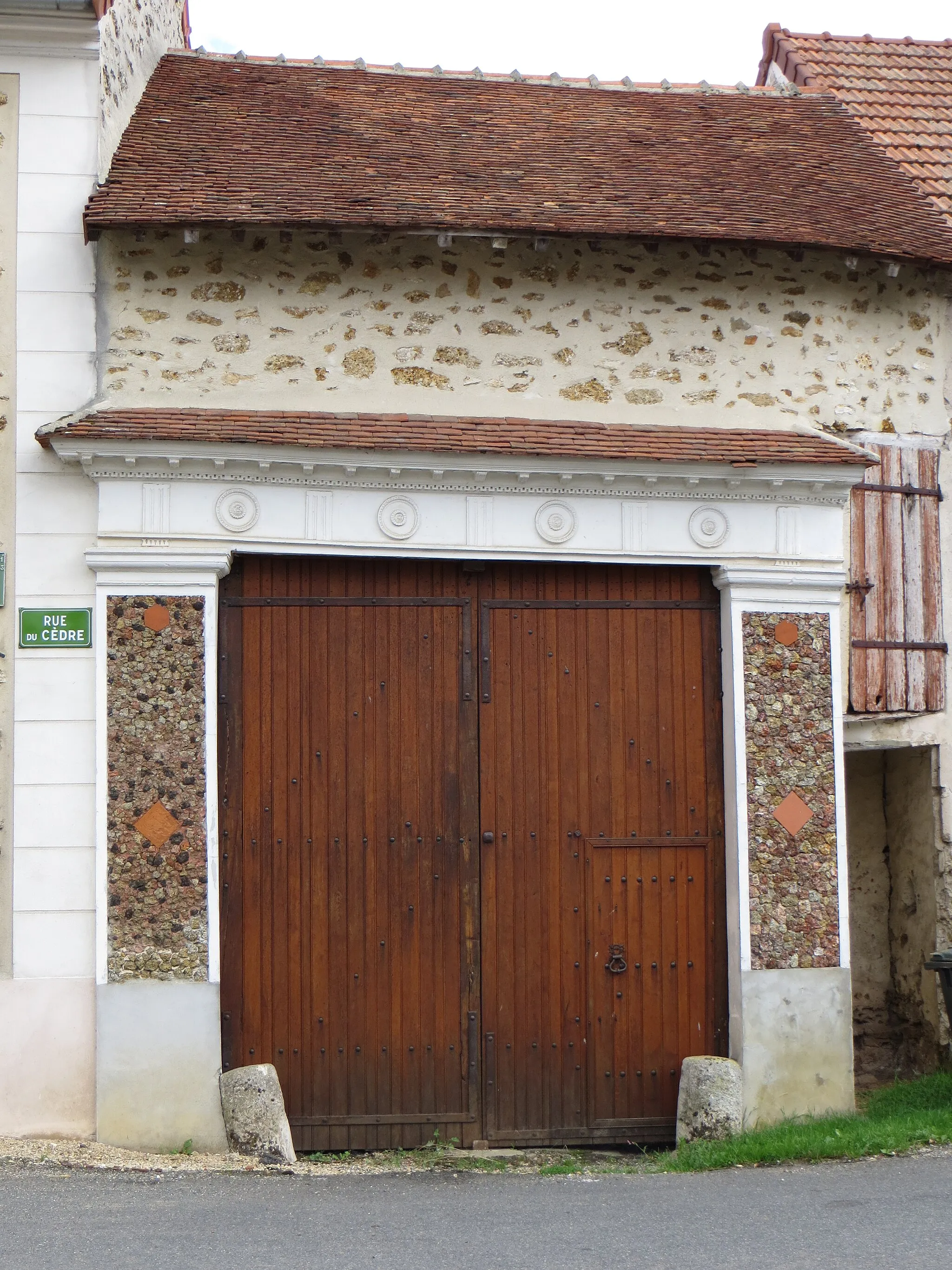 Photo showing: Porte d'une ancienne tuilerie