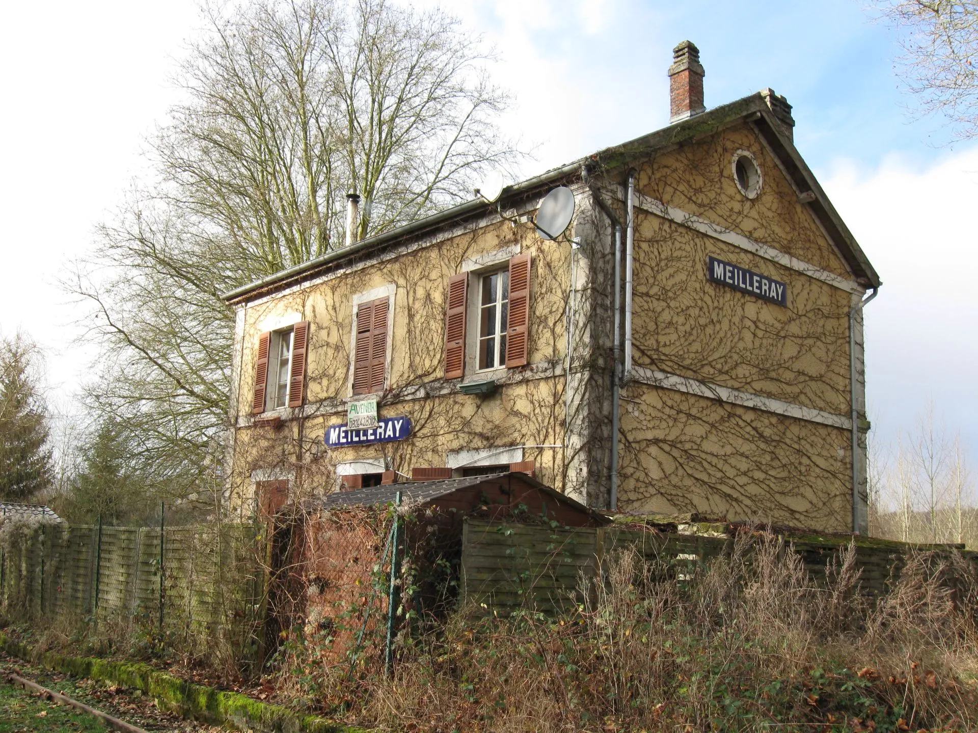 Photo showing: Ancienne gare de Meilleray sur la ligne La Ferté-Gaucher-Sézanne déclassée en 1990, terminus actuel du « vélo-rail » de La vallée du Grand-Morin. (département de la Seine-et-Marne, région Île-de-France).