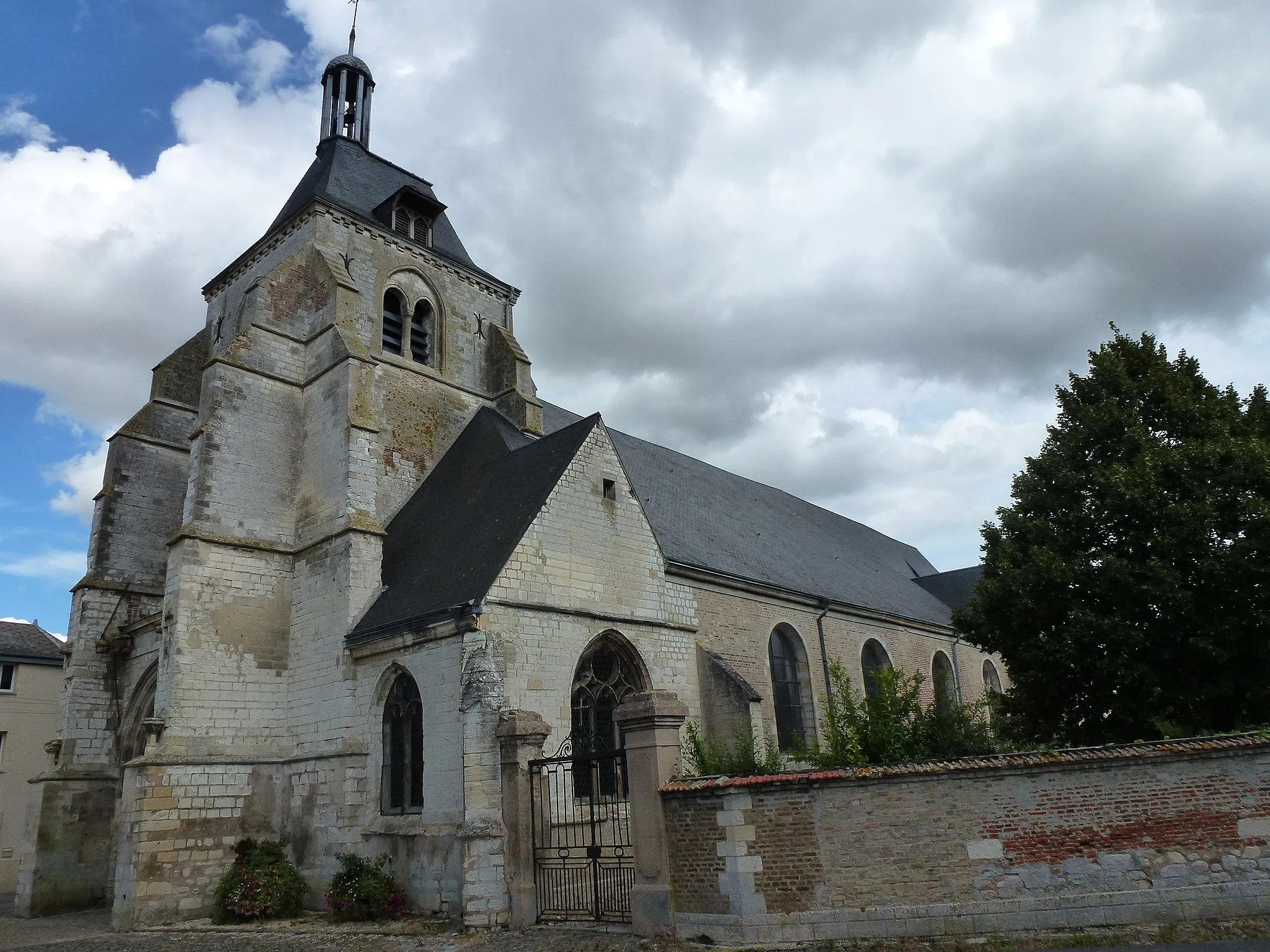 Photo showing: Château-Porcien (Ardennes) église Saint-Thibault, vue latérale