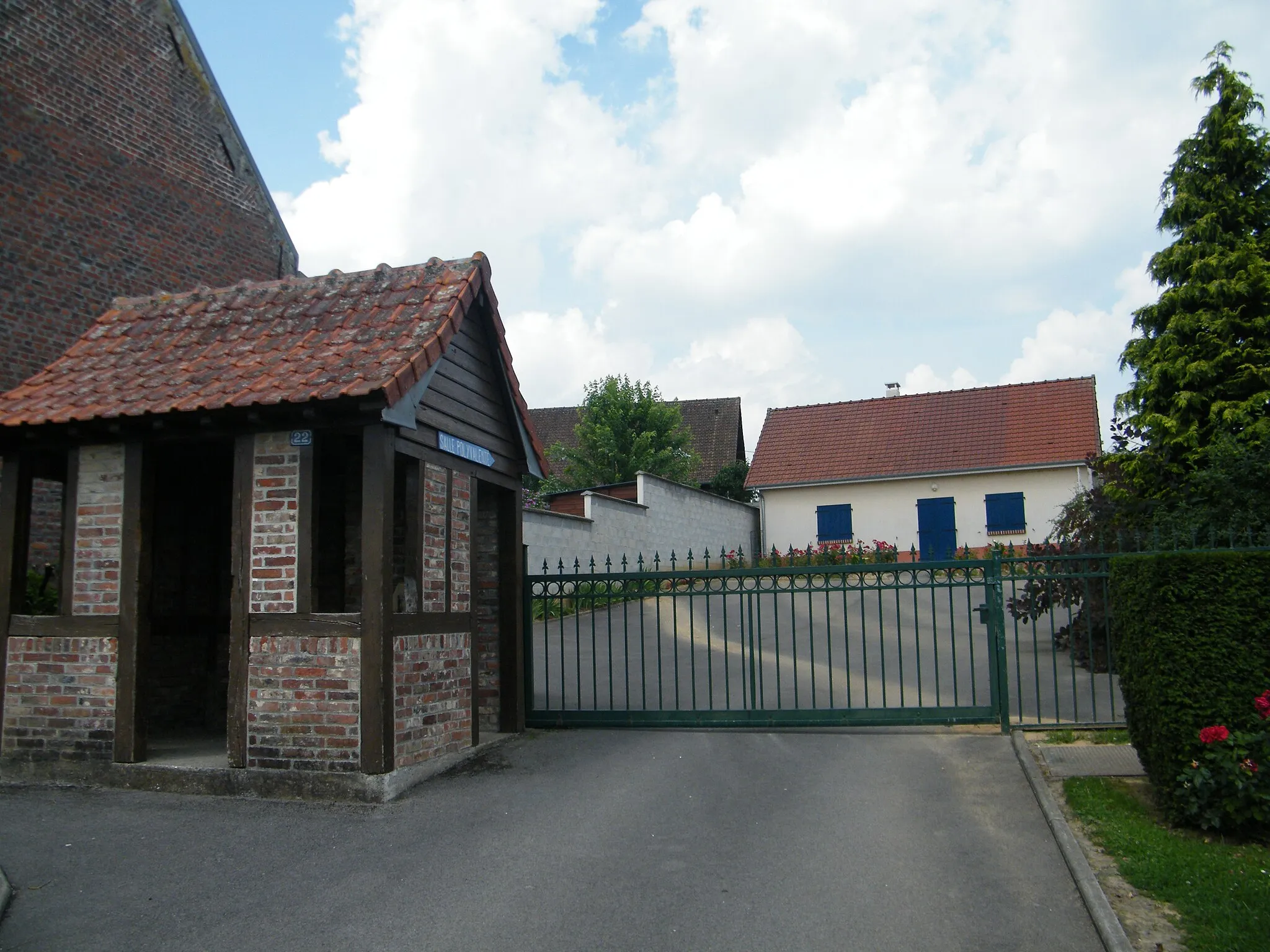 Photo showing: Abri-bus et salle polyvalente à Fréchencourt, Somme, Fr.