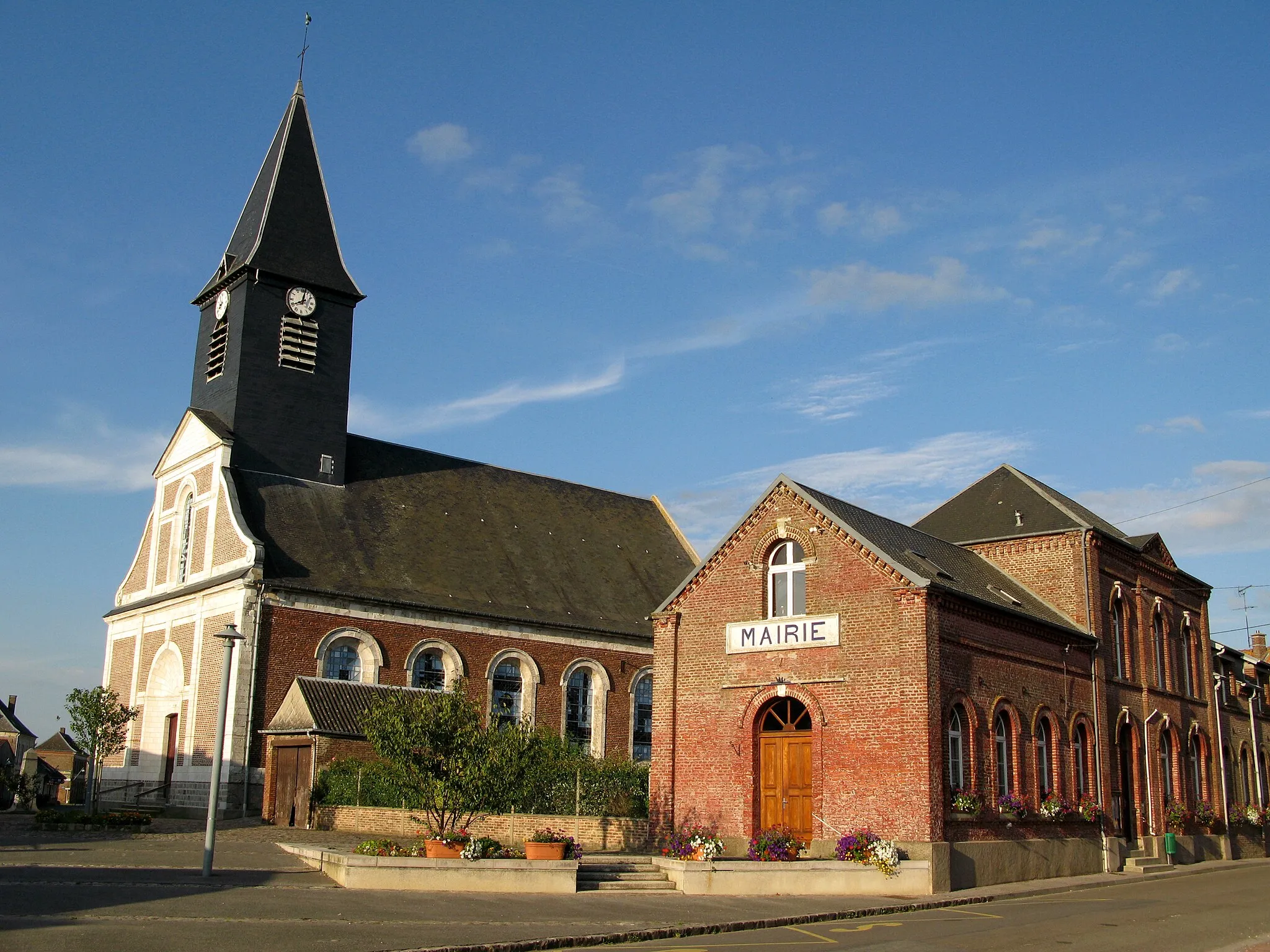 Photo showing: Candas (Somme, France) -

L'église et la mairie.