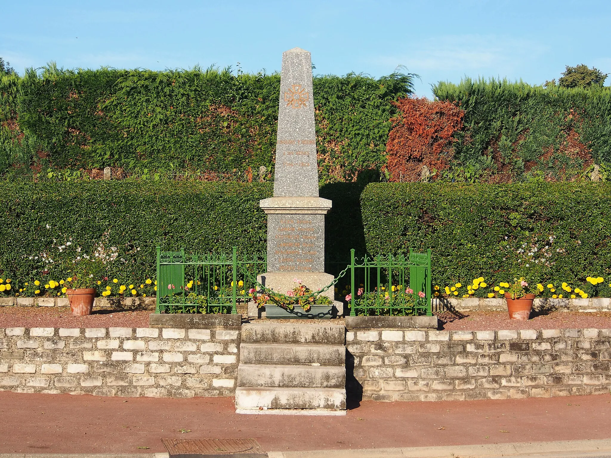 Photo showing: Photographed in France, War memorial of Caours, Somme department.