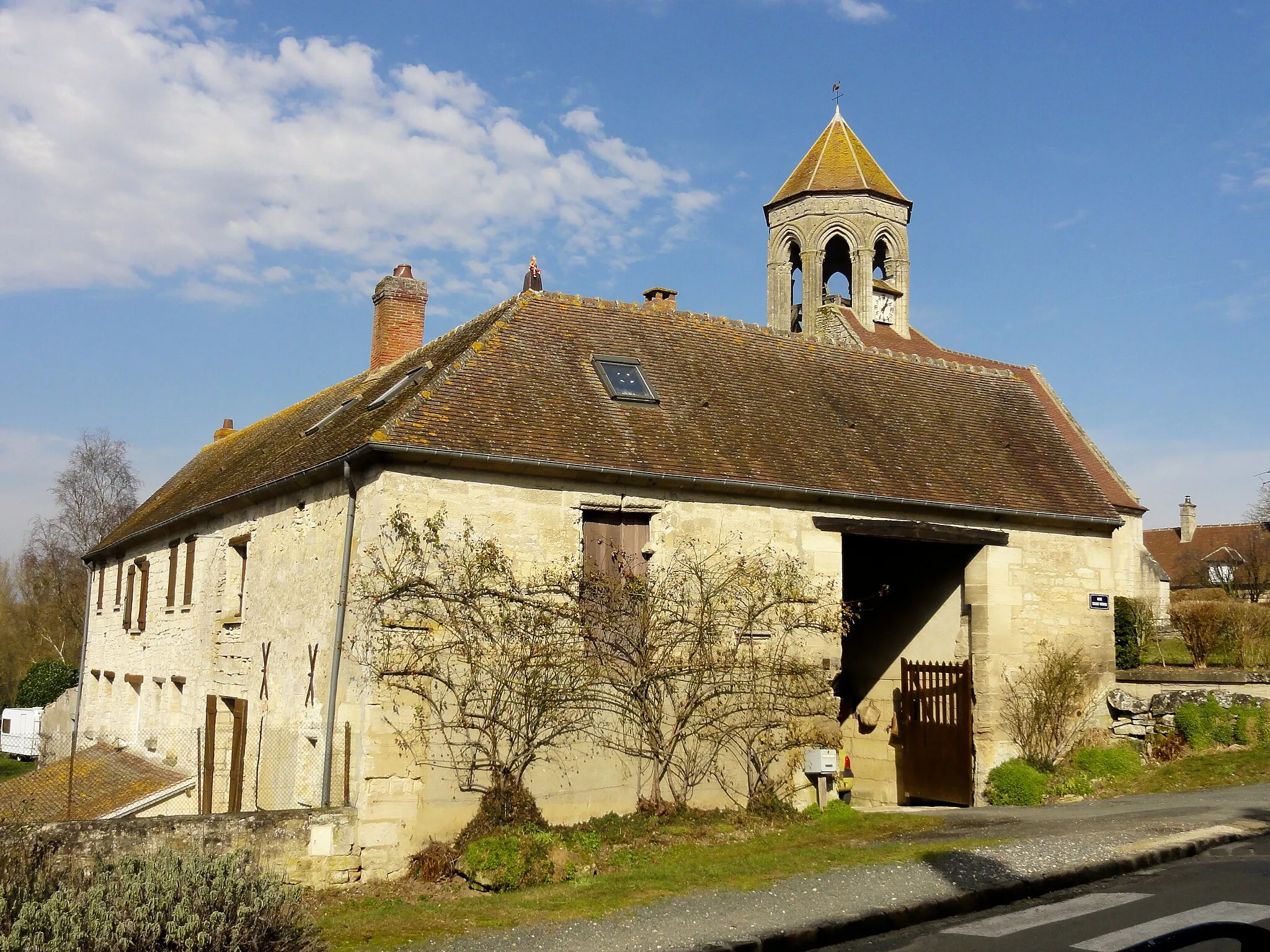 Photo showing: Rue Saint-Denis, ferme à l'ouest de l'église.