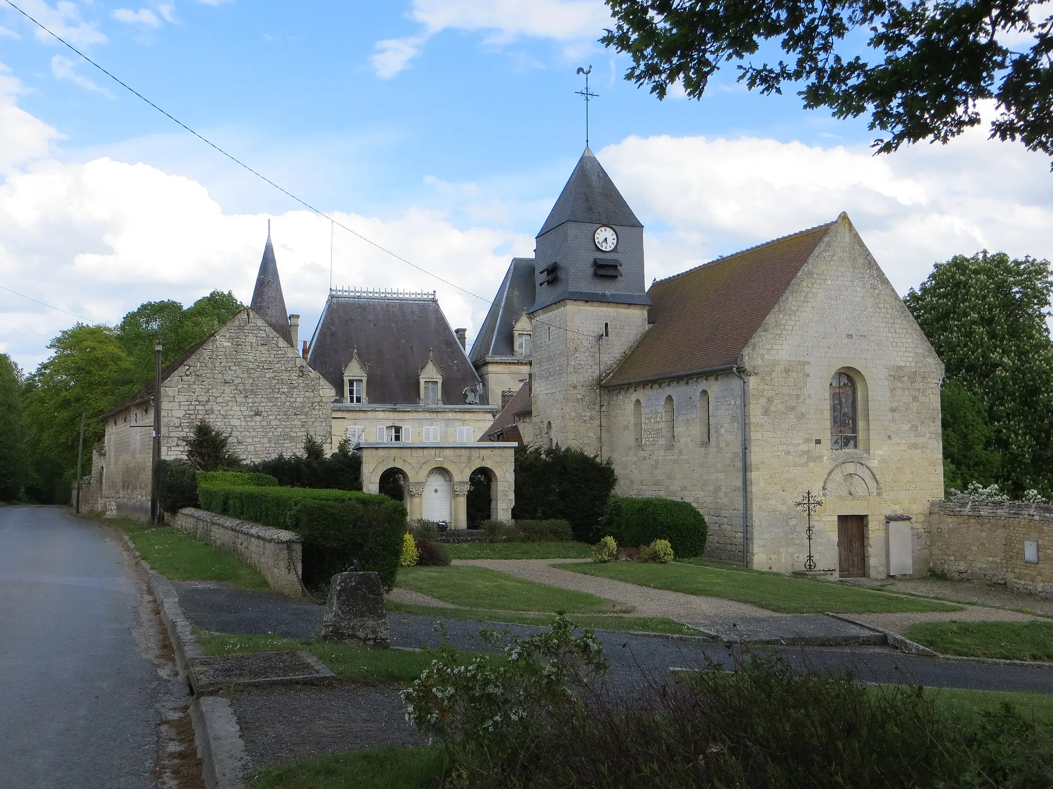 Photo showing: Vue générale de l'église et du château