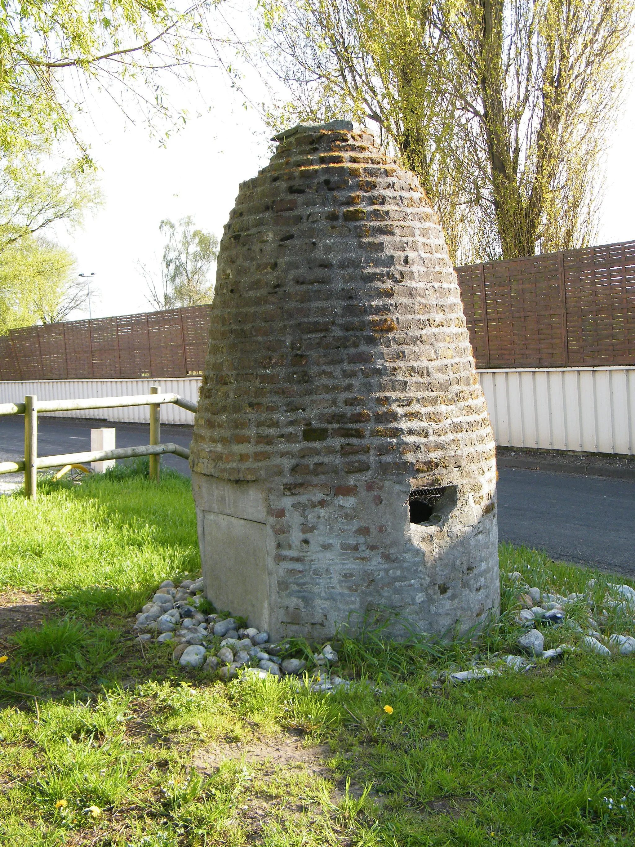 Photo showing: Hautvillers-Ouville, Somme, France, puits patrimonial en forme de pain de sucre.