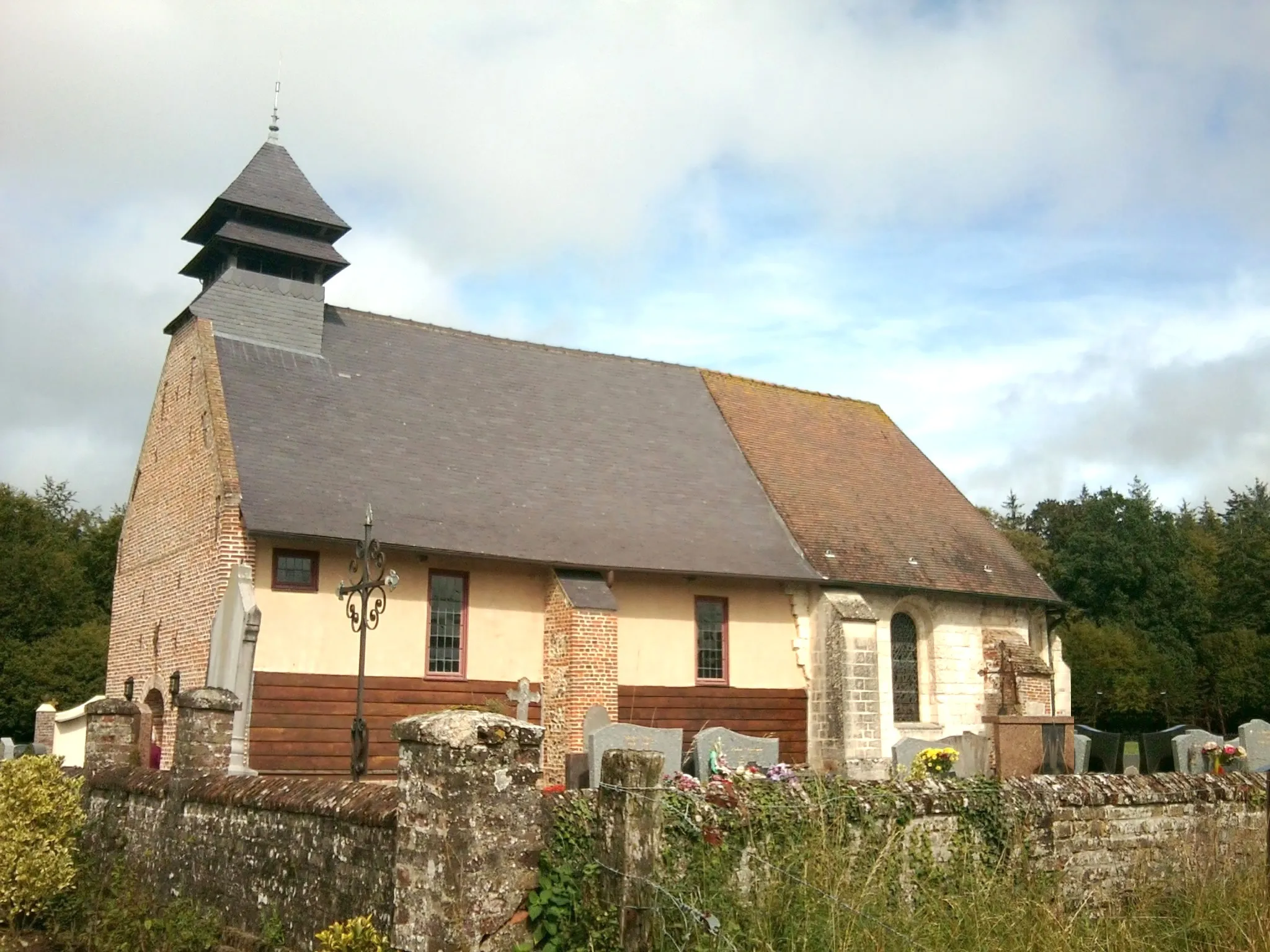 Photo showing: Eglise de la Nativité de la Vierge du XIIe siècle. Toiture à deux couleurs et bâtiment bâti en briques, torchis, pierre et bois (composition typiquement picarde).