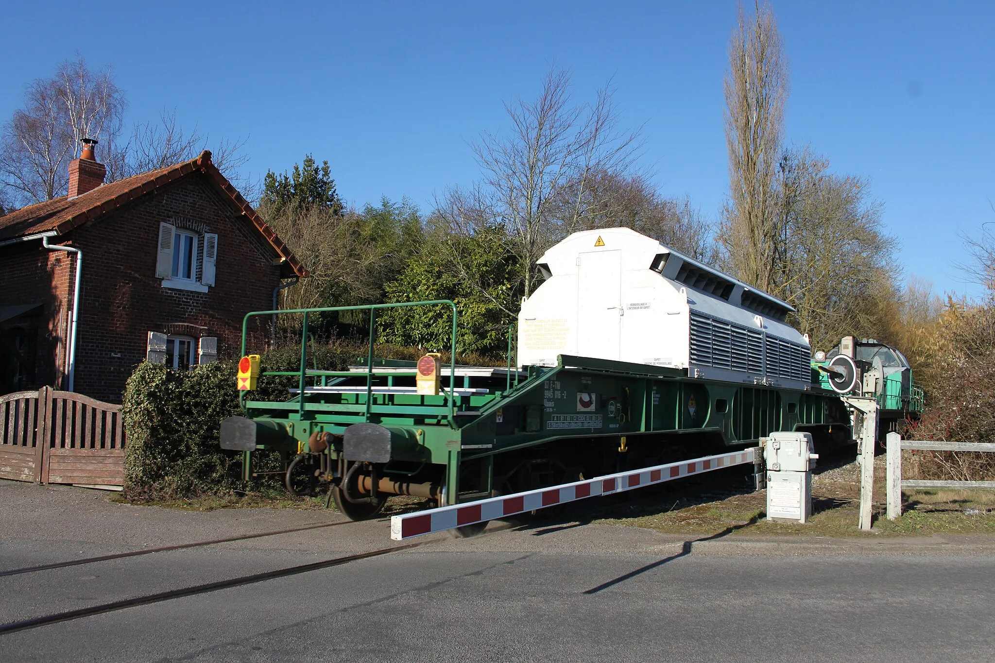 Photo showing: Ligne de Rouxmesnil à Eu, Martin-Eglise (Seine-Maritime),P.N.n°1, passage d'un wagon de combustible nucléaire tiré par la machine 460003 .